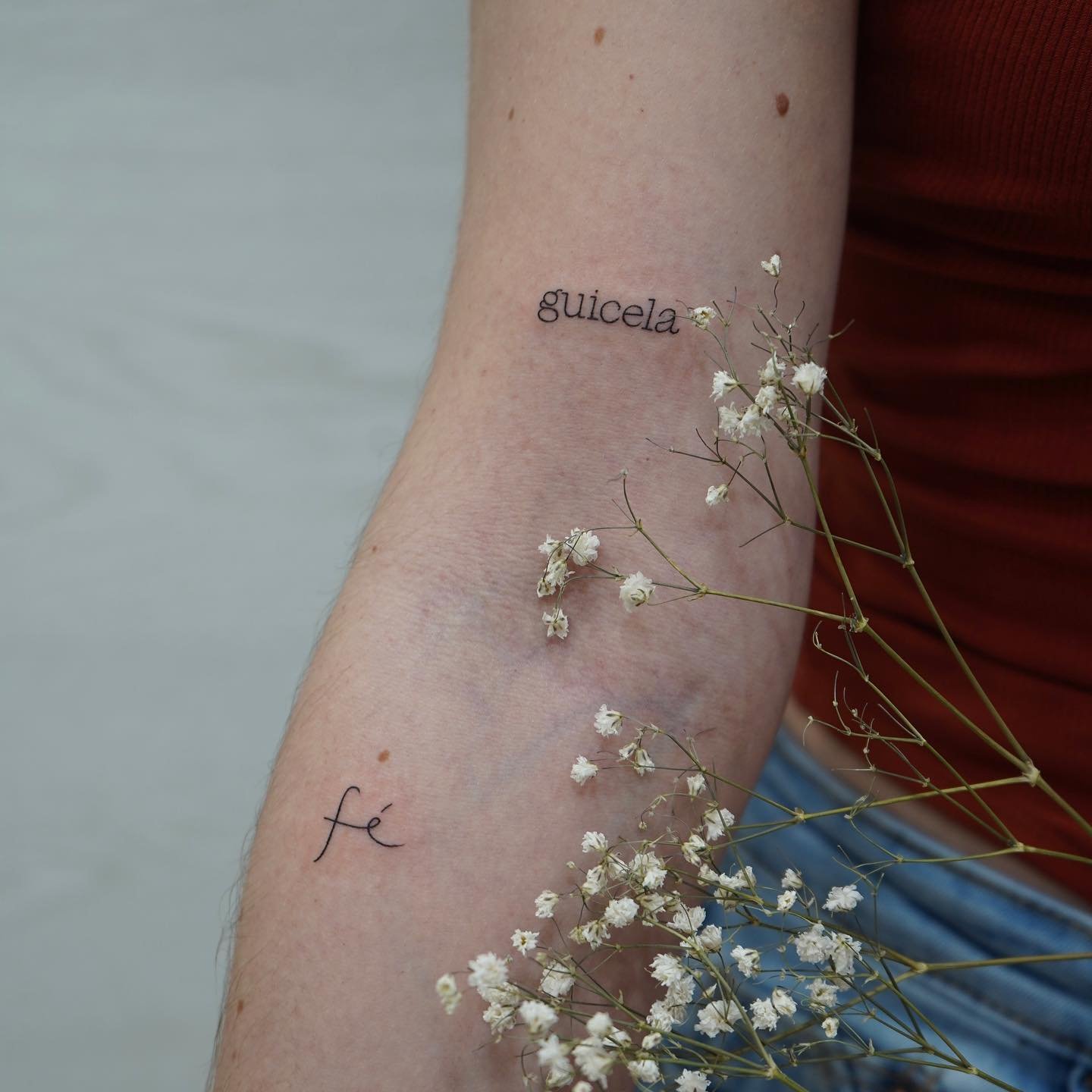 Tatuaje de flor en antebrazo, línea fina Sinkply Madrid