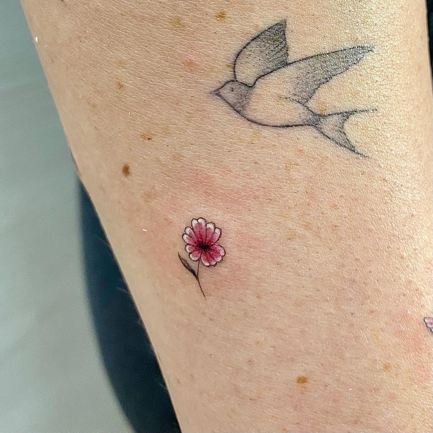 Tatuaje de flor en antebrazo, línea fina Sinkply Madrid