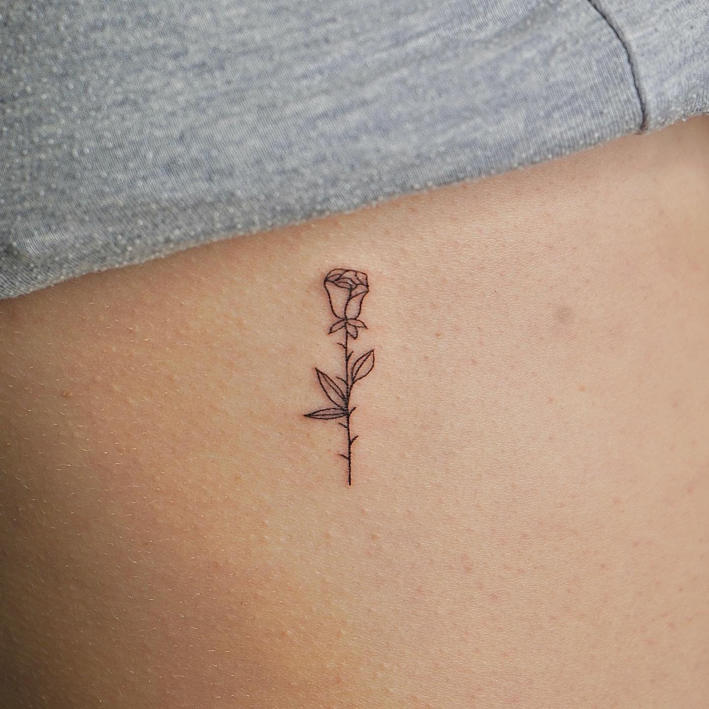 Tatuaje de flor en antebrazo, línea fina Sinkply Madrid