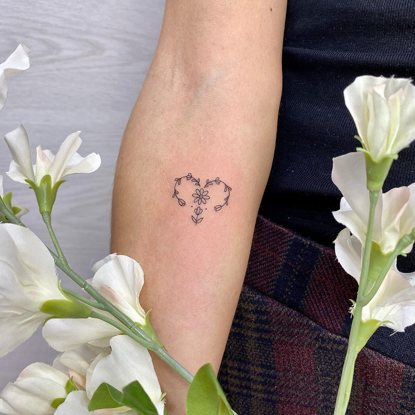 Tatuaje de flor en antebrazo, línea fina Sinkply Madrid
