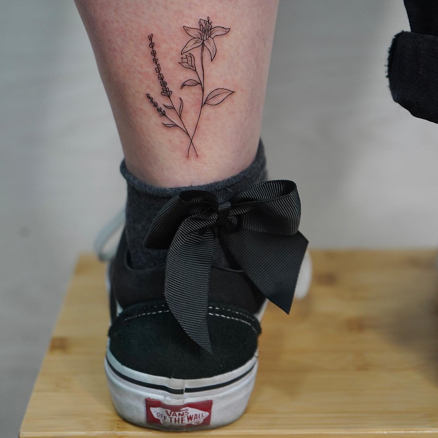 Tatuaje de flor en antebrazo, línea fina Sinkply Madrid