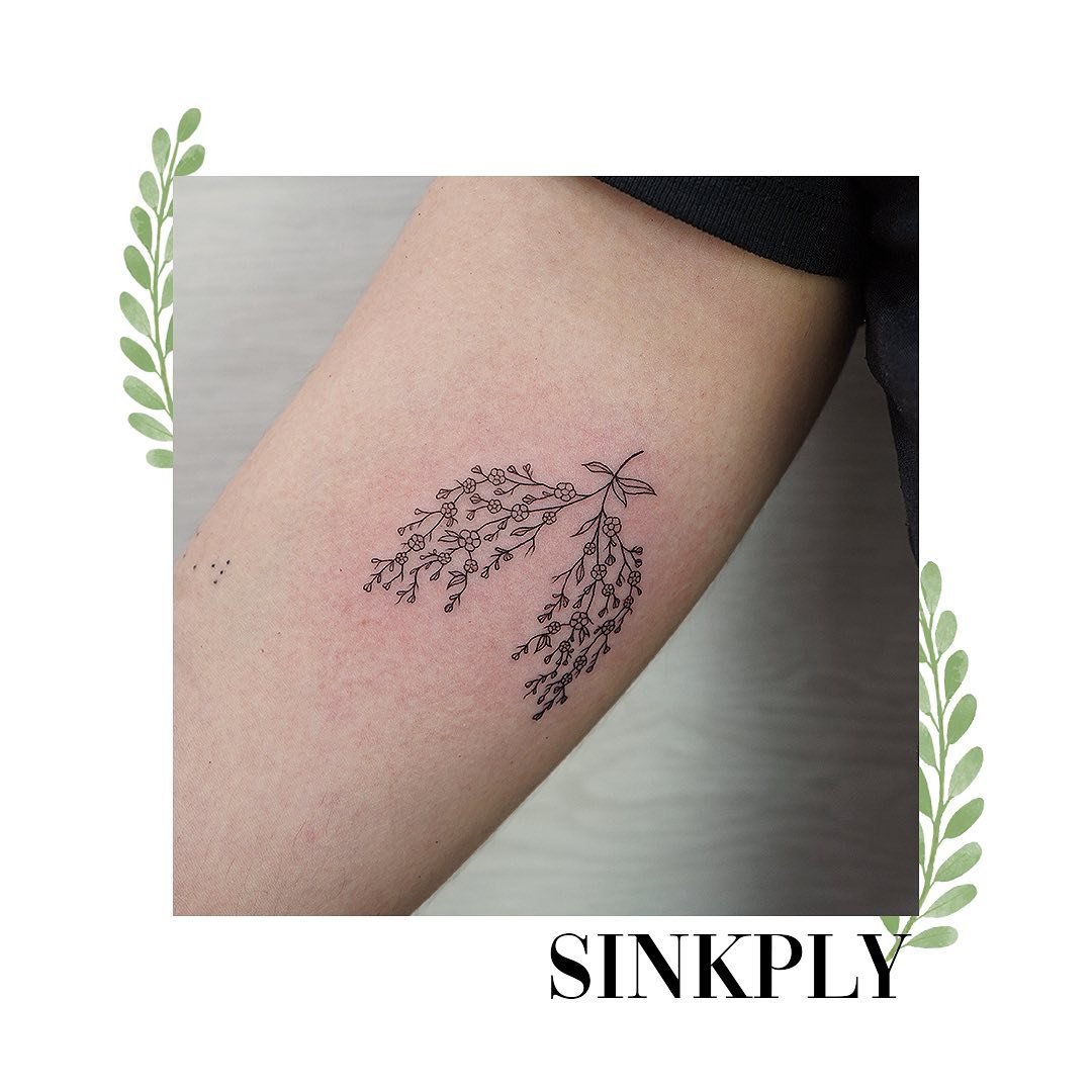 Tatuaje de flor en antebrazo, línea fina Sinkply Madrid