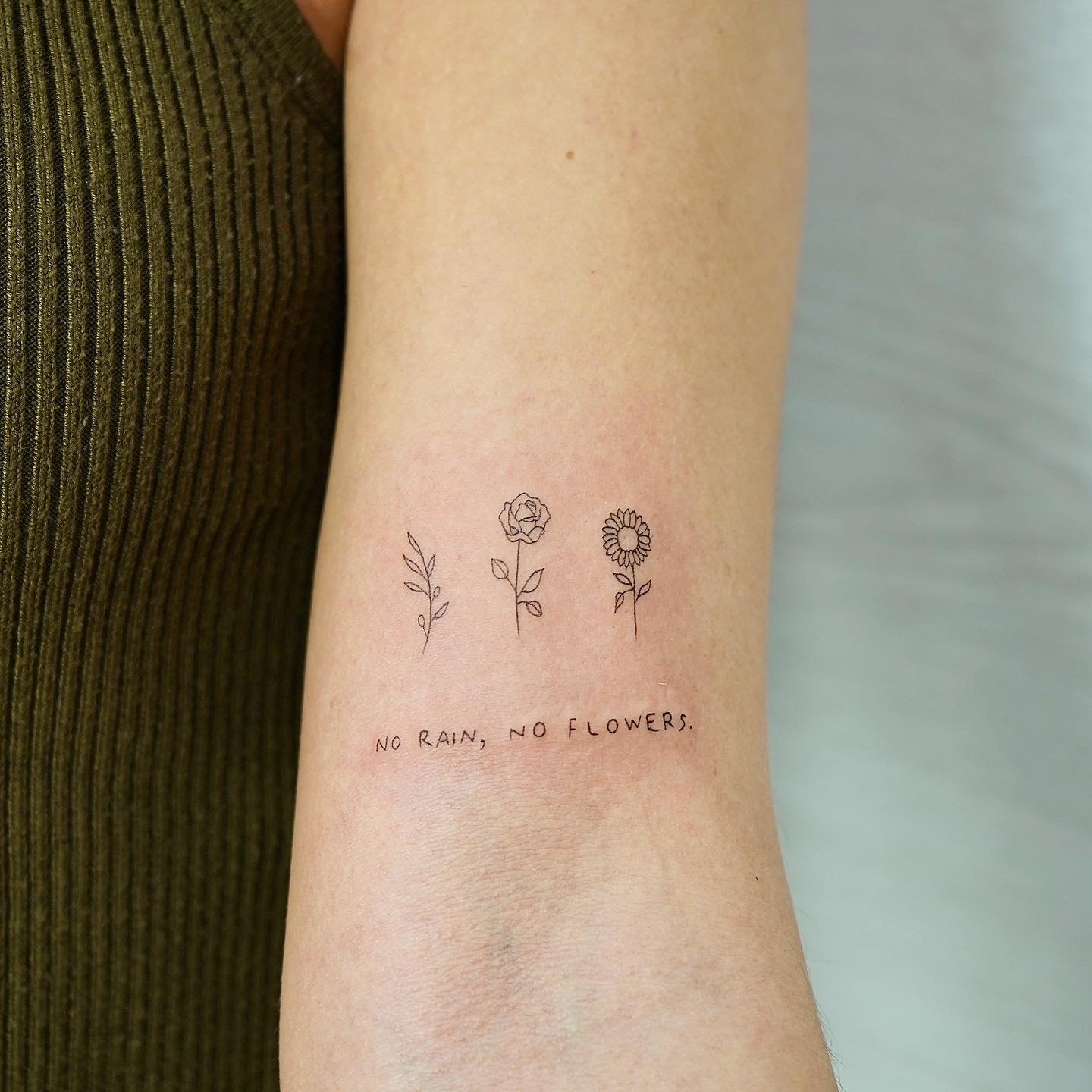 Tatuaje de flor en antebrazo, línea fina Sinkply Madrid
