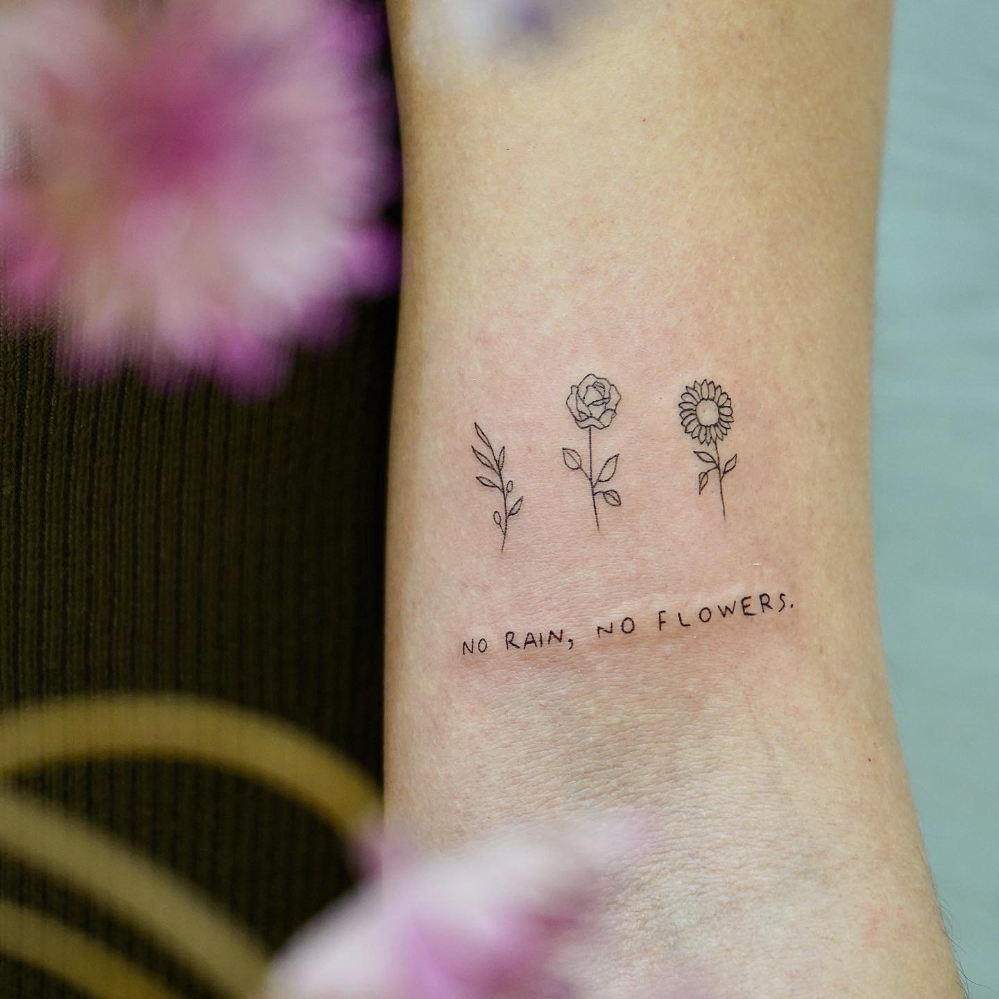 Tatuaje de flor en antebrazo, línea fina Sinkply Madrid