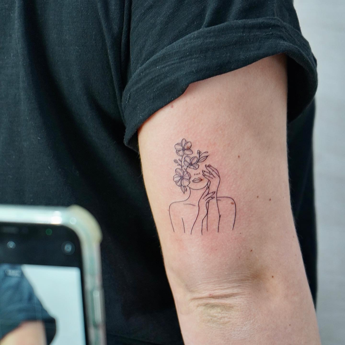 Tatuaje de flor en antebrazo, línea fina Sinkply Madrid
