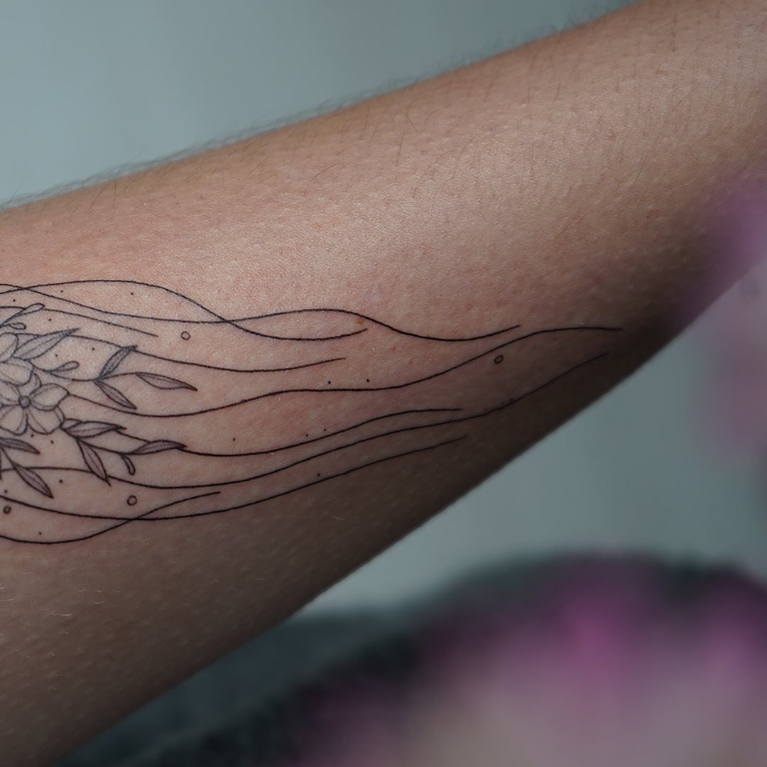 Tatuaje de flor en antebrazo, línea fina Sinkply Madrid