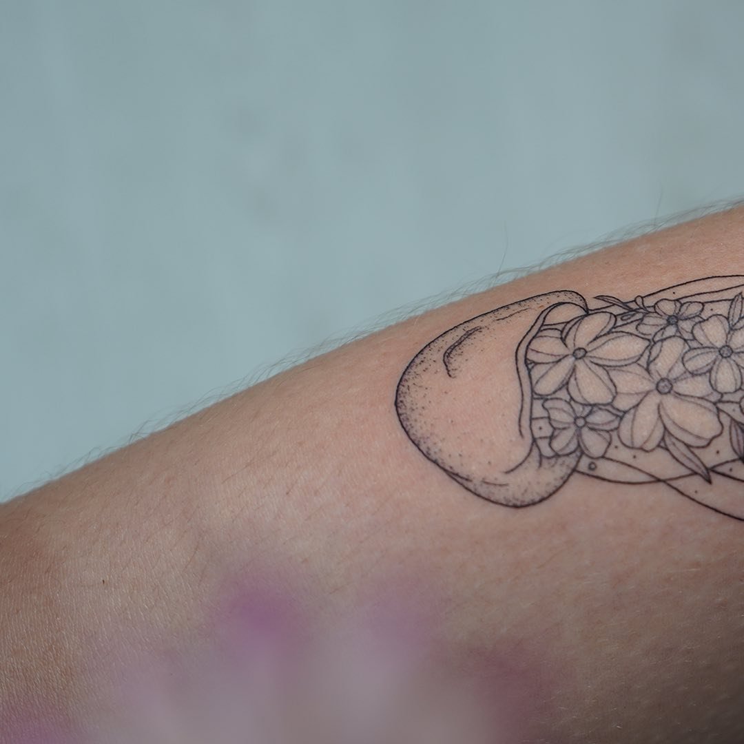 Tatuaje de flor en antebrazo, línea fina Sinkply Madrid