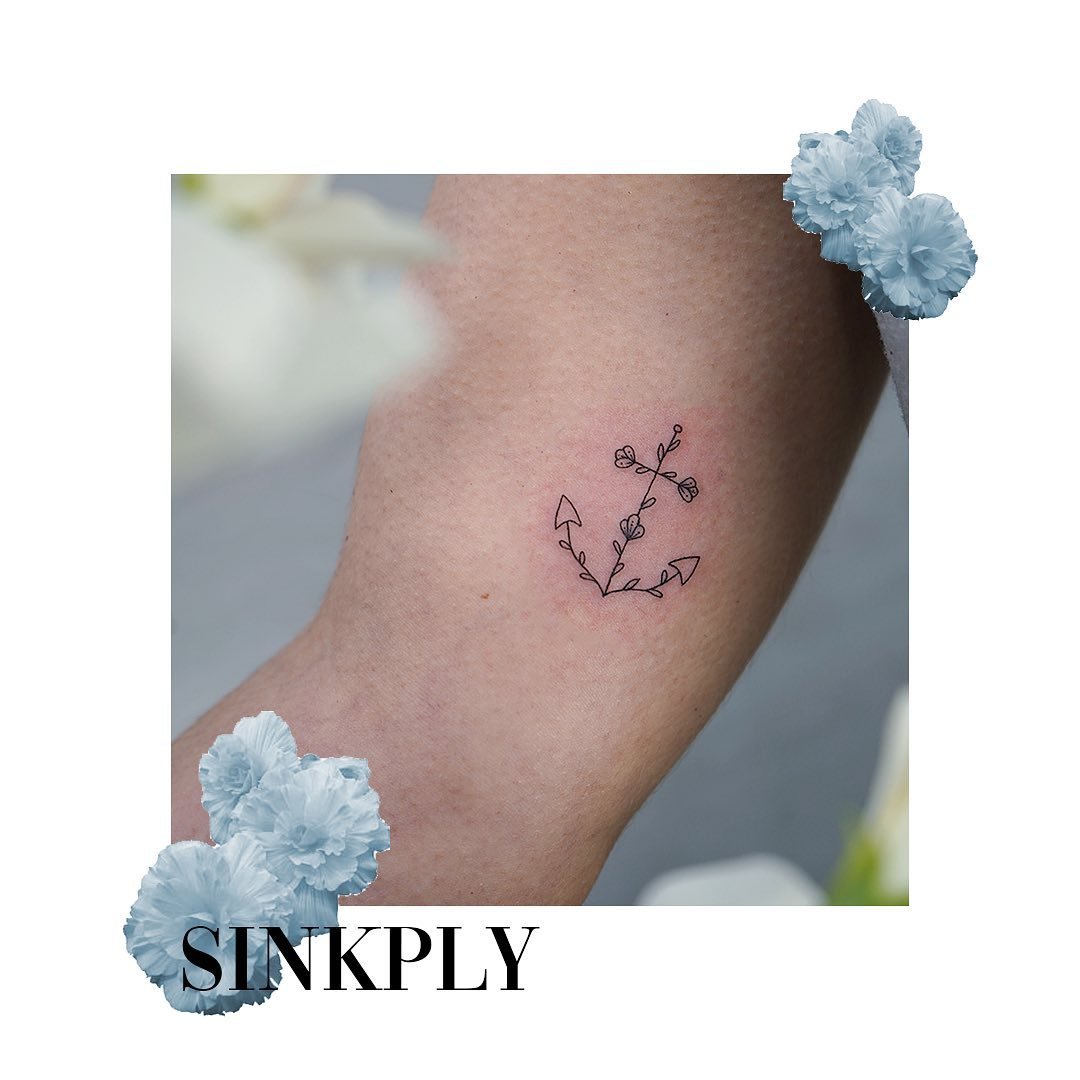 Tatuaje de flor en antebrazo, línea fina Sinkply Madrid