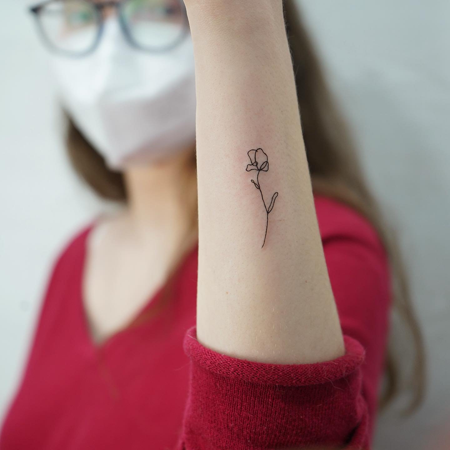 Tatuaje de flor en antebrazo, línea fina Sinkply Madrid