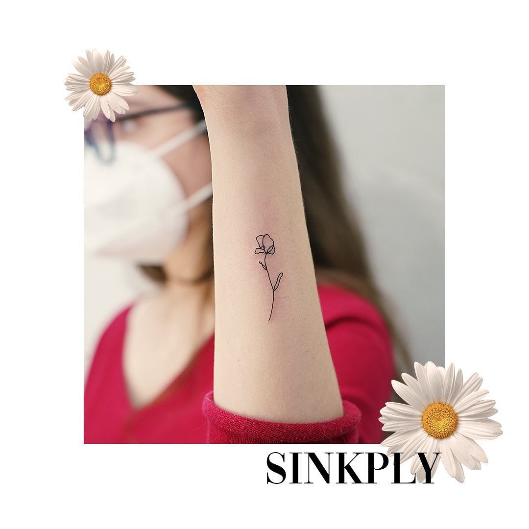 Tatuaje de flor en antebrazo, línea fina Sinkply Madrid