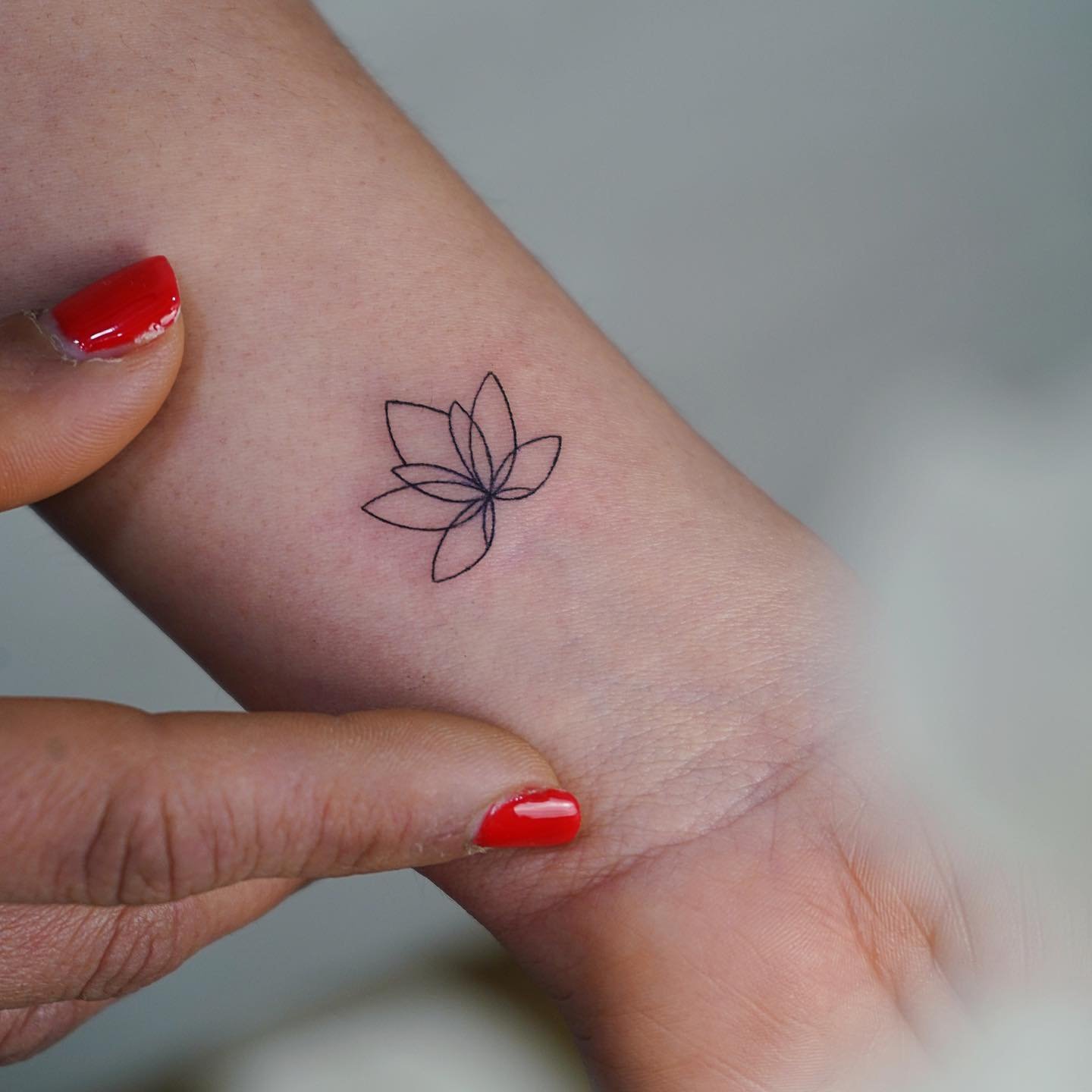Tatuaje de flor en antebrazo, línea fina Sinkply Madrid