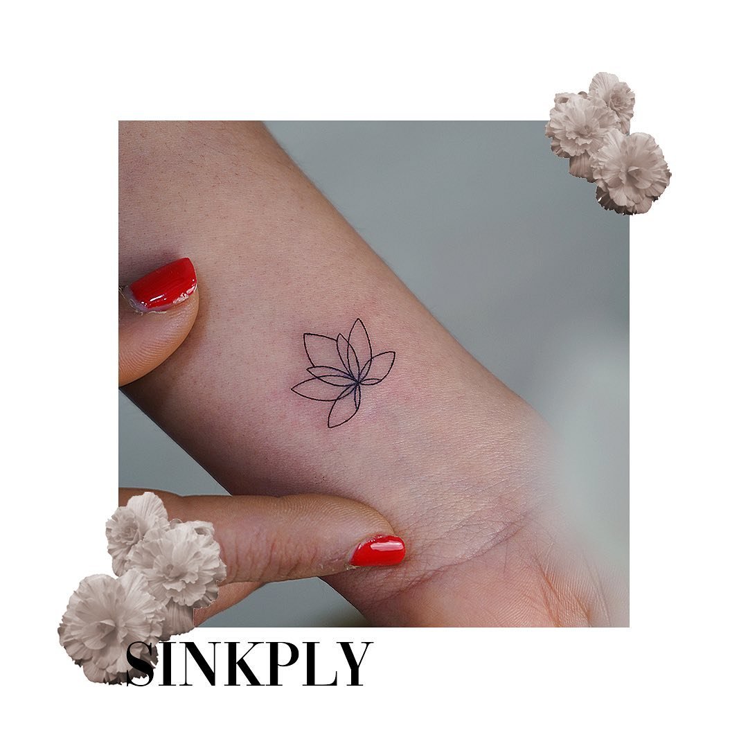 Tatuaje de flor en antebrazo, línea fina Sinkply Madrid