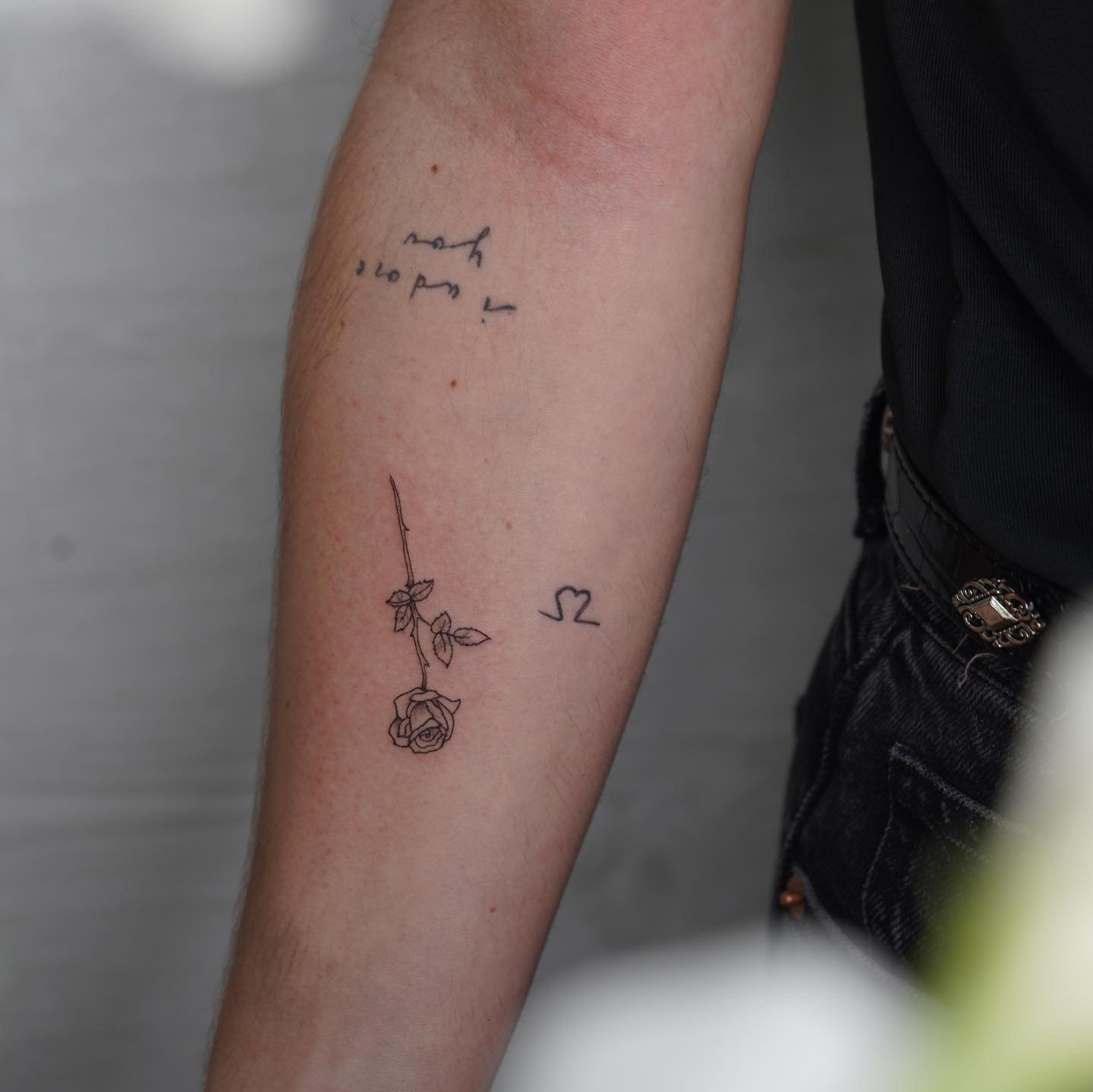 Tatuaje de flor en antebrazo, línea fina Sinkply Madrid