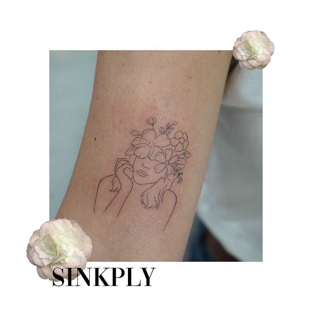 Tatuaje de flor en antebrazo, línea fina Sinkply Madrid