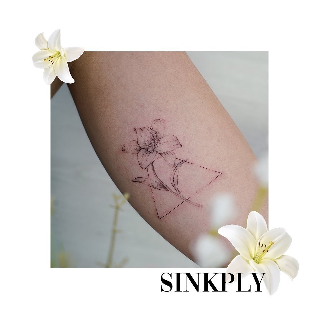 Tatuaje de flor en antebrazo, línea fina Sinkply Madrid