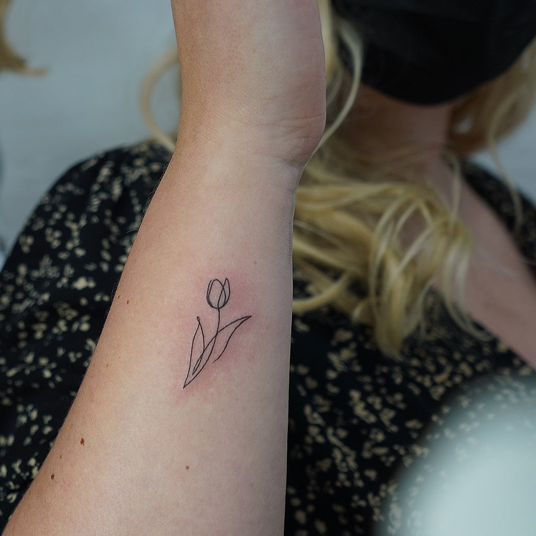 Tatuaje de flor en antebrazo, línea fina Sinkply Madrid