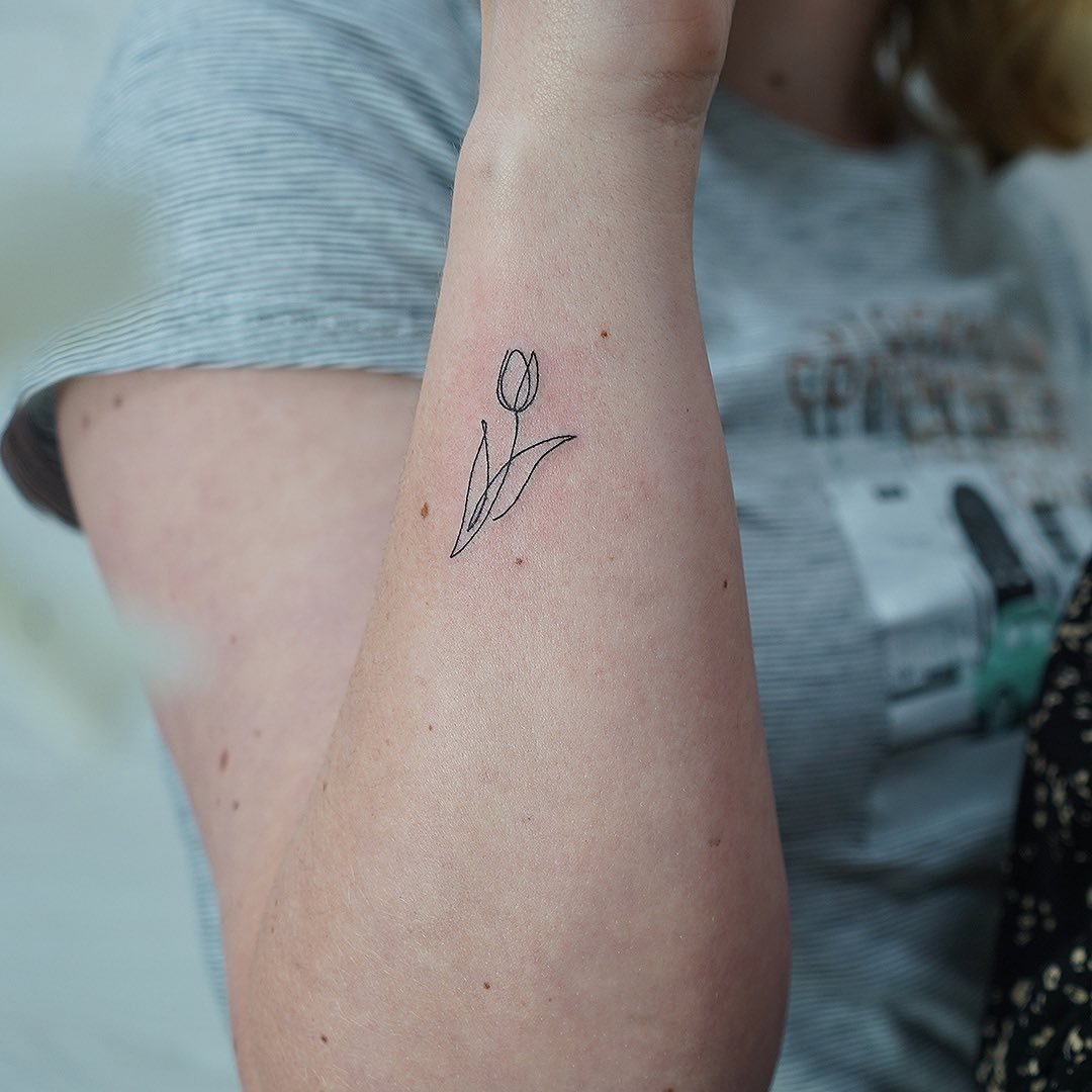 Tatuaje de flor en antebrazo, línea fina Sinkply Madrid