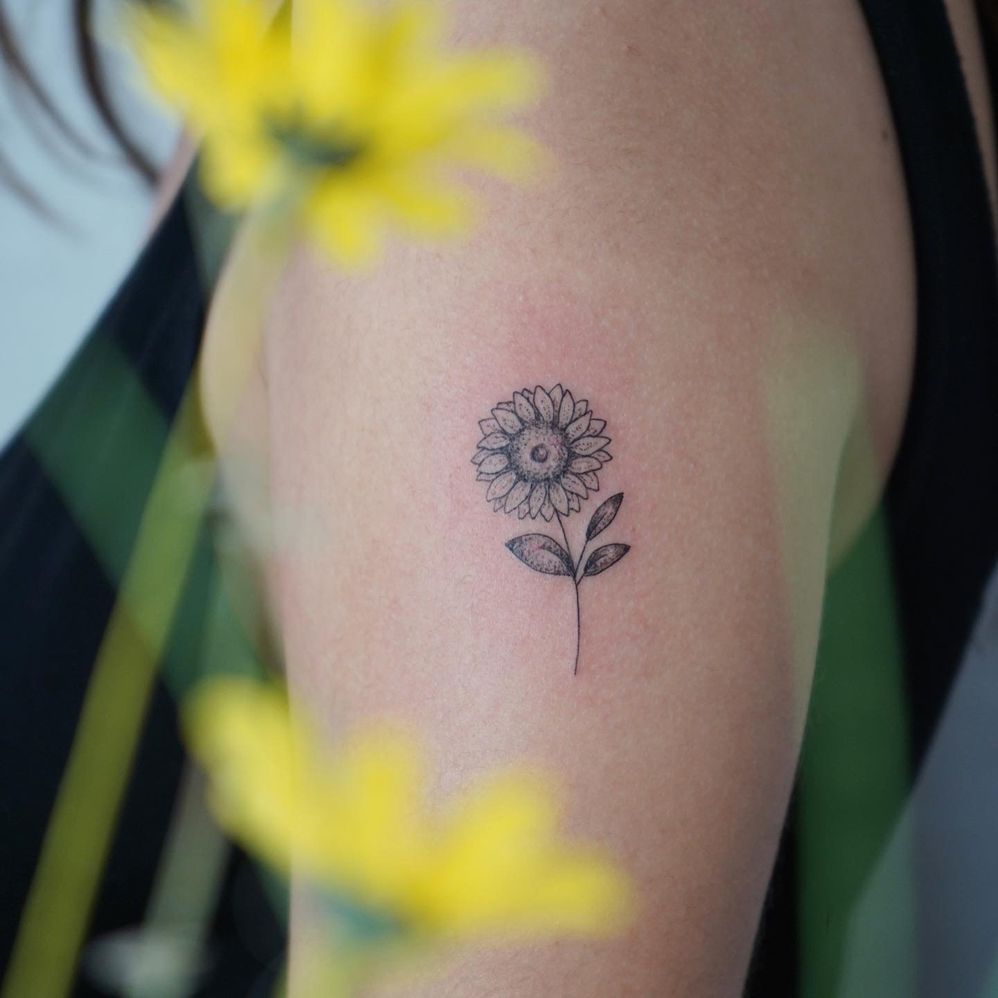 Tatuaje de flor en antebrazo, línea fina Sinkply Madrid