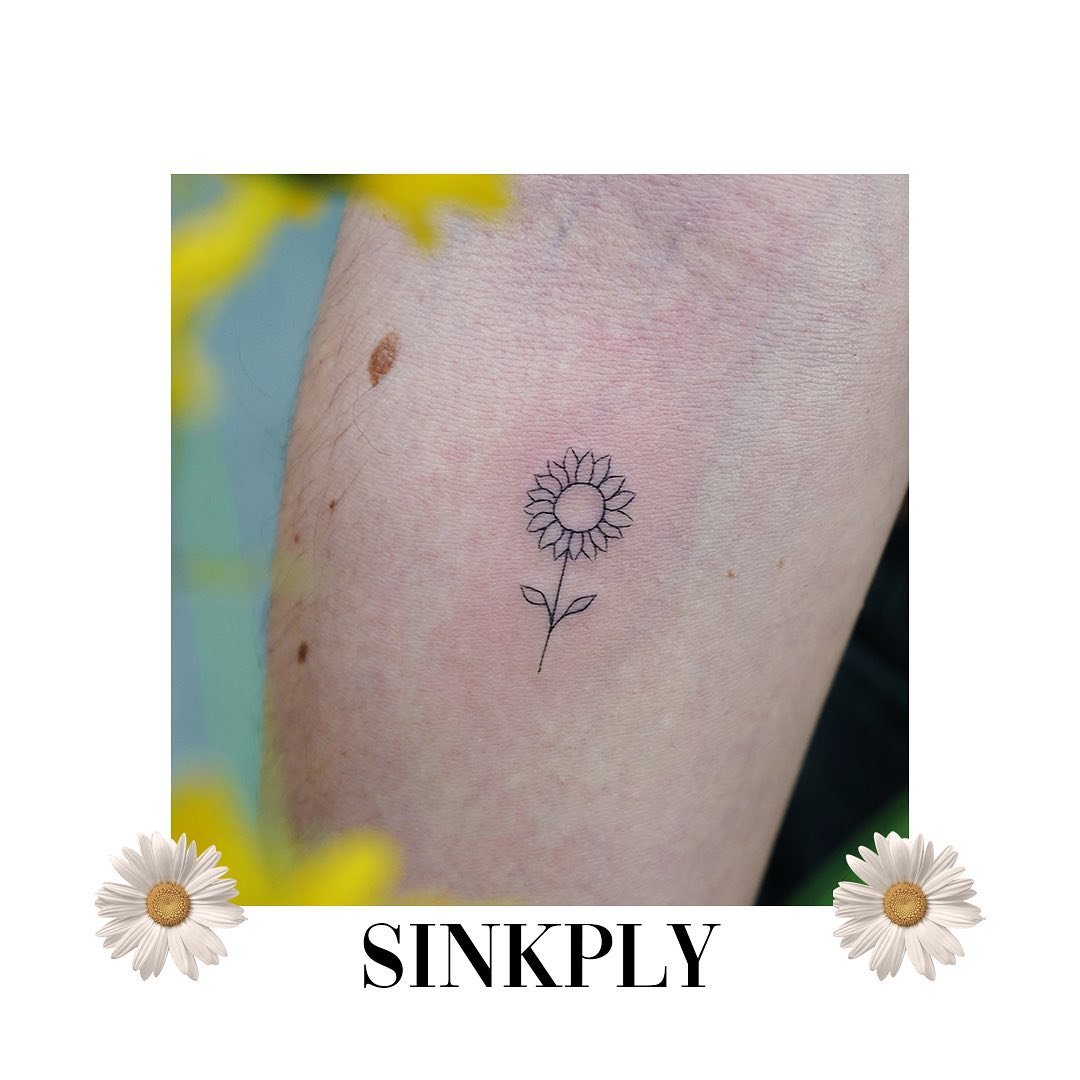 Tatuaje de flor en antebrazo, línea fina Sinkply Madrid