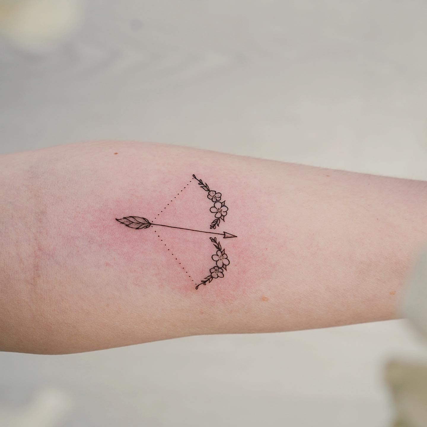 Tatuaje de flor en antebrazo, línea fina Sinkply Madrid