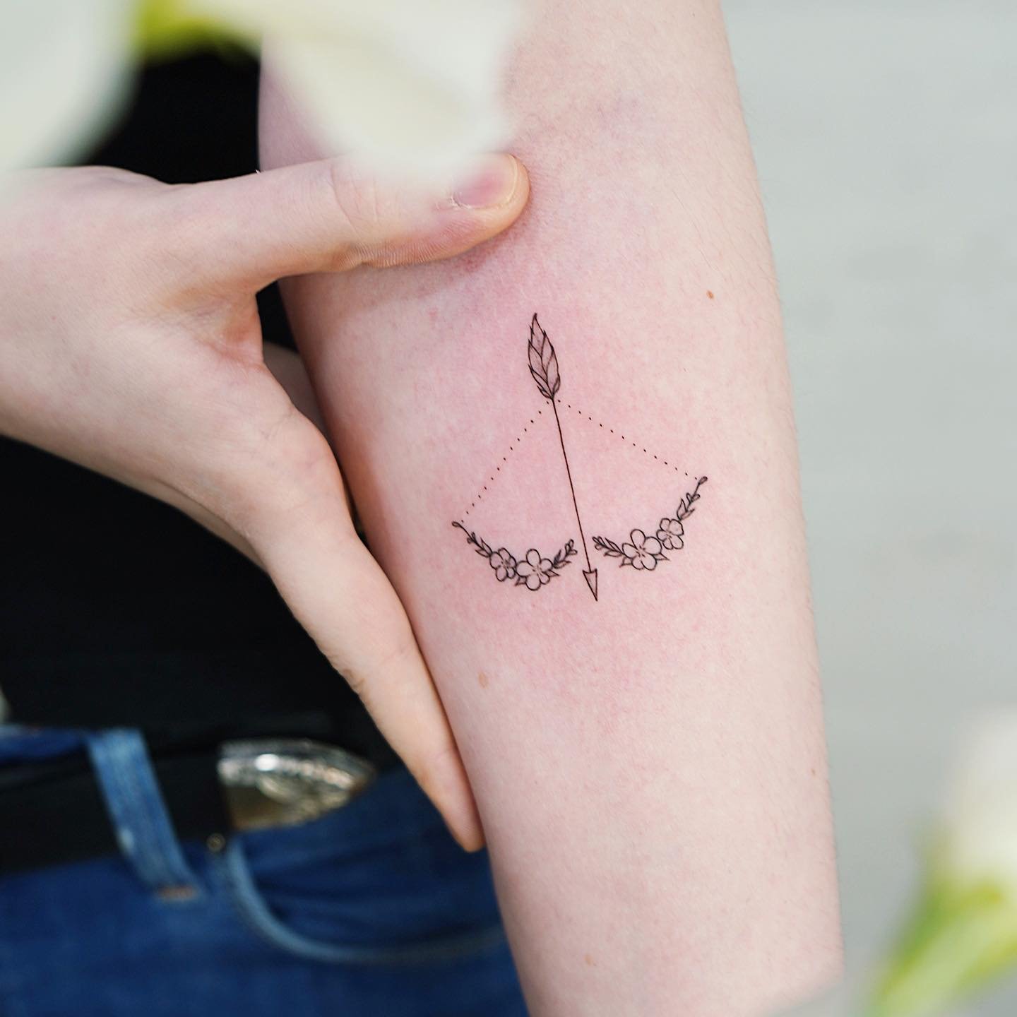 Tatuaje de flor en antebrazo, línea fina Sinkply Madrid