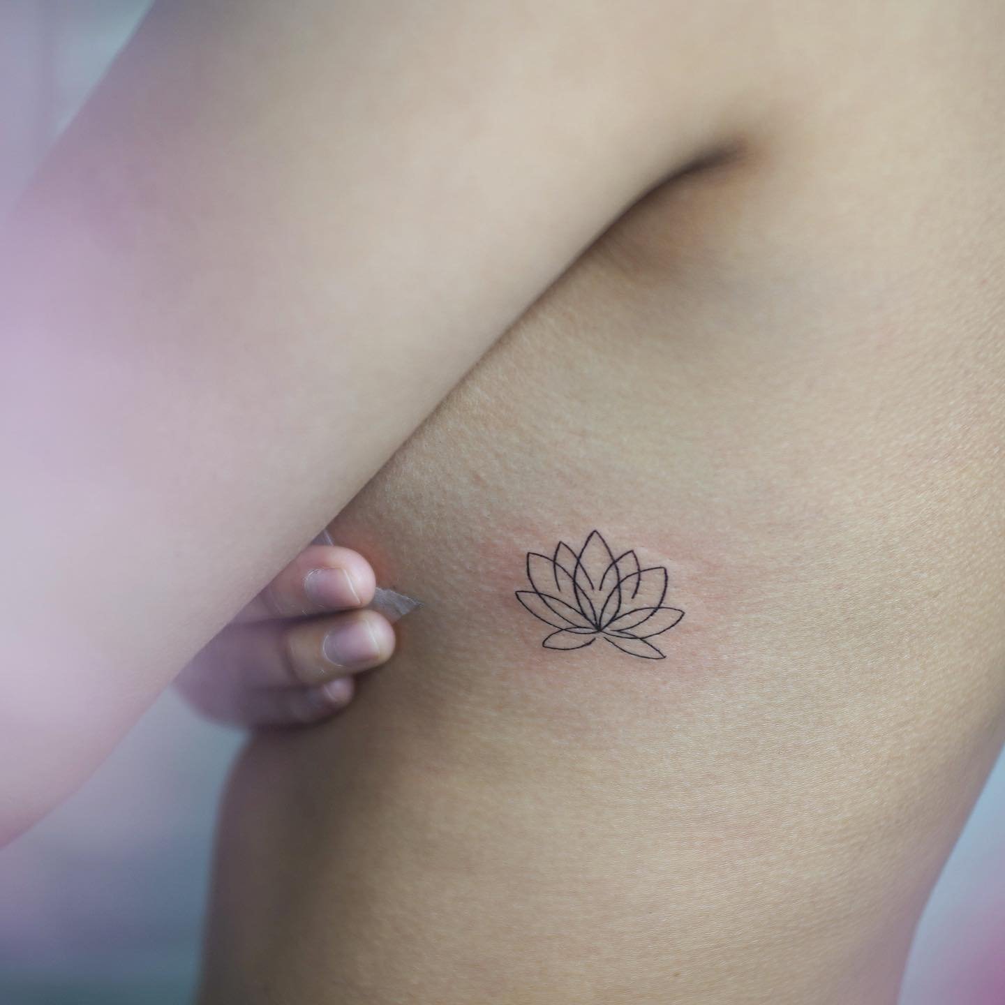 Tatuaje de flor en antebrazo, línea fina Sinkply Madrid