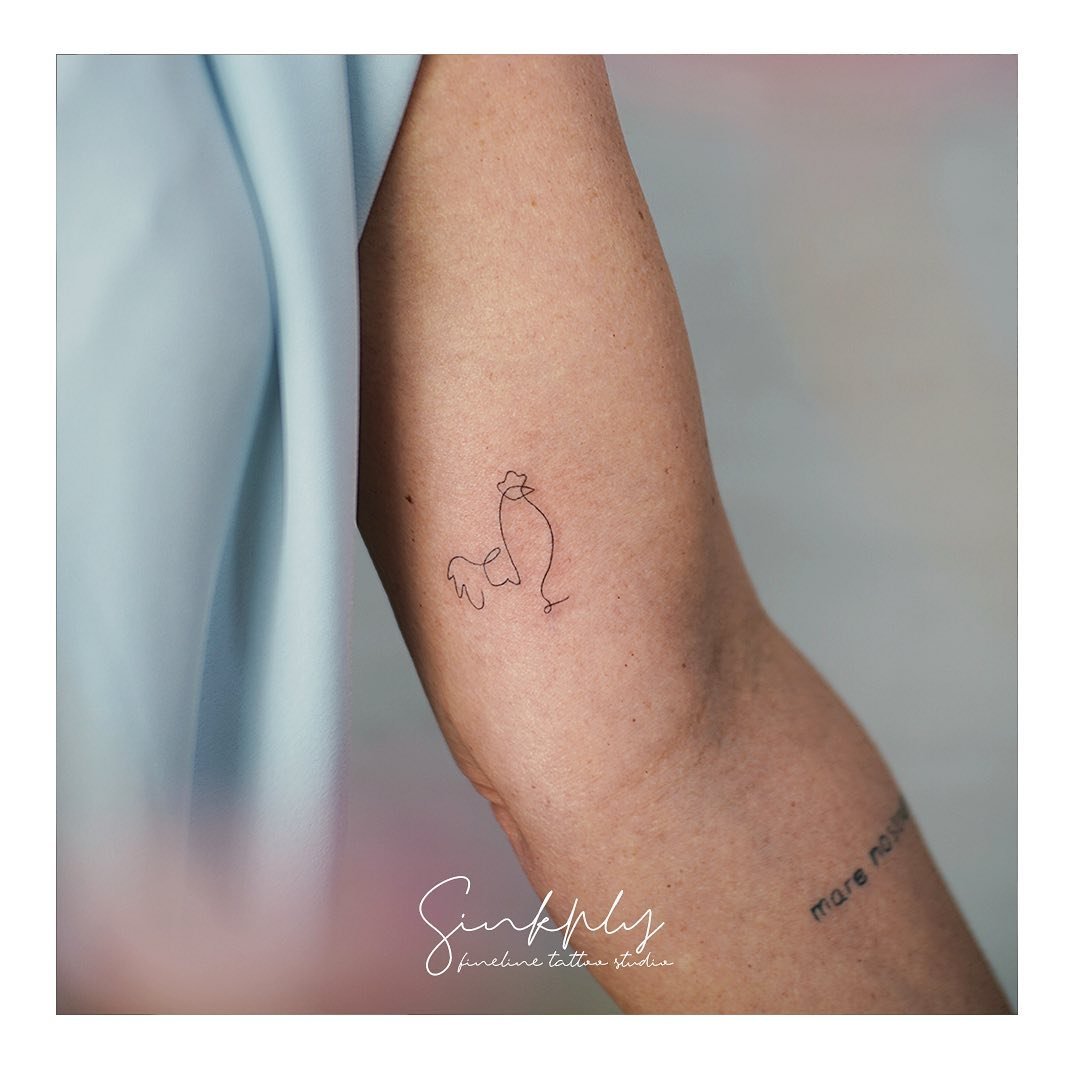 Tatuaje de flor en antebrazo, línea fina Sinkply Madrid