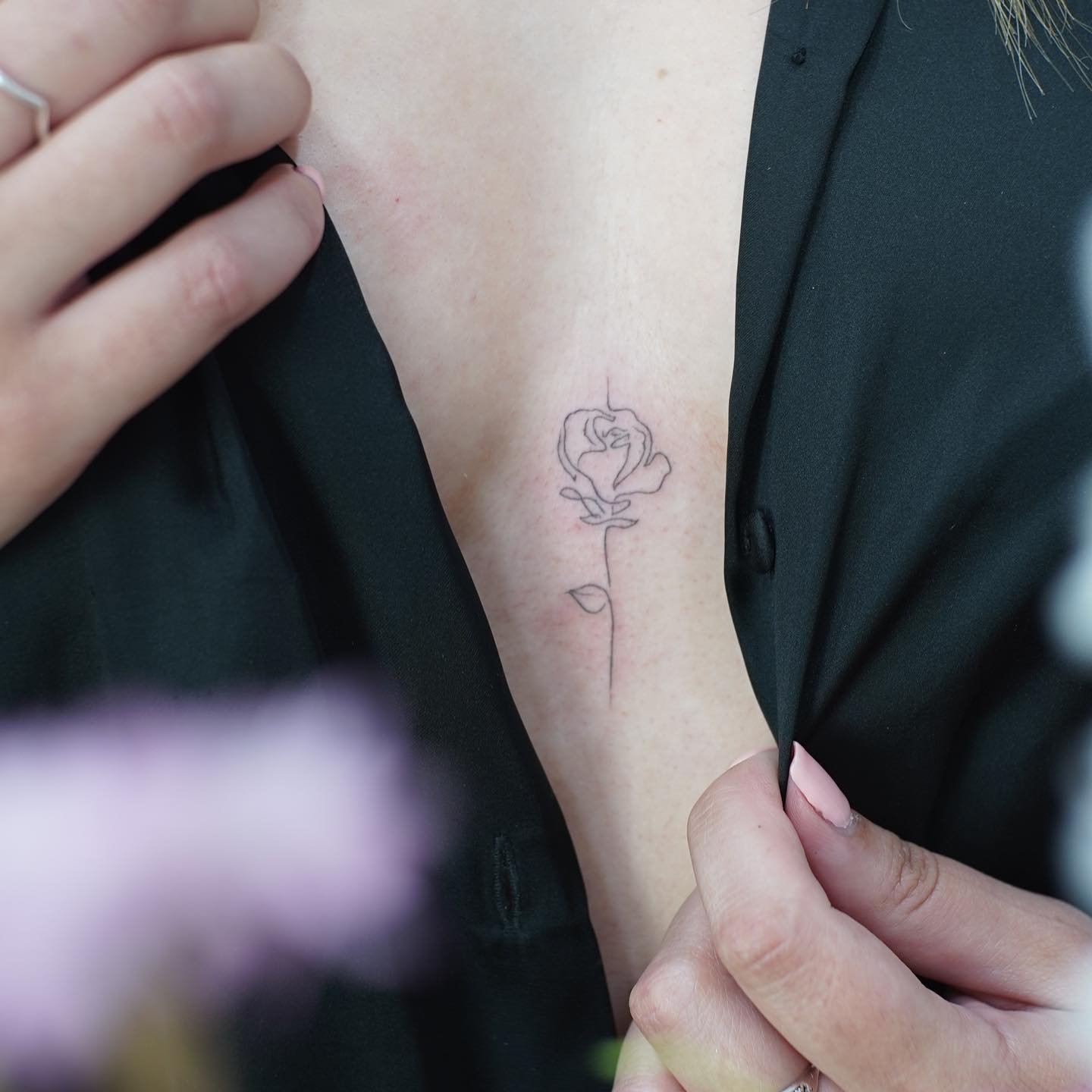 Tatuaje de flor en antebrazo, línea fina Sinkply Madrid
