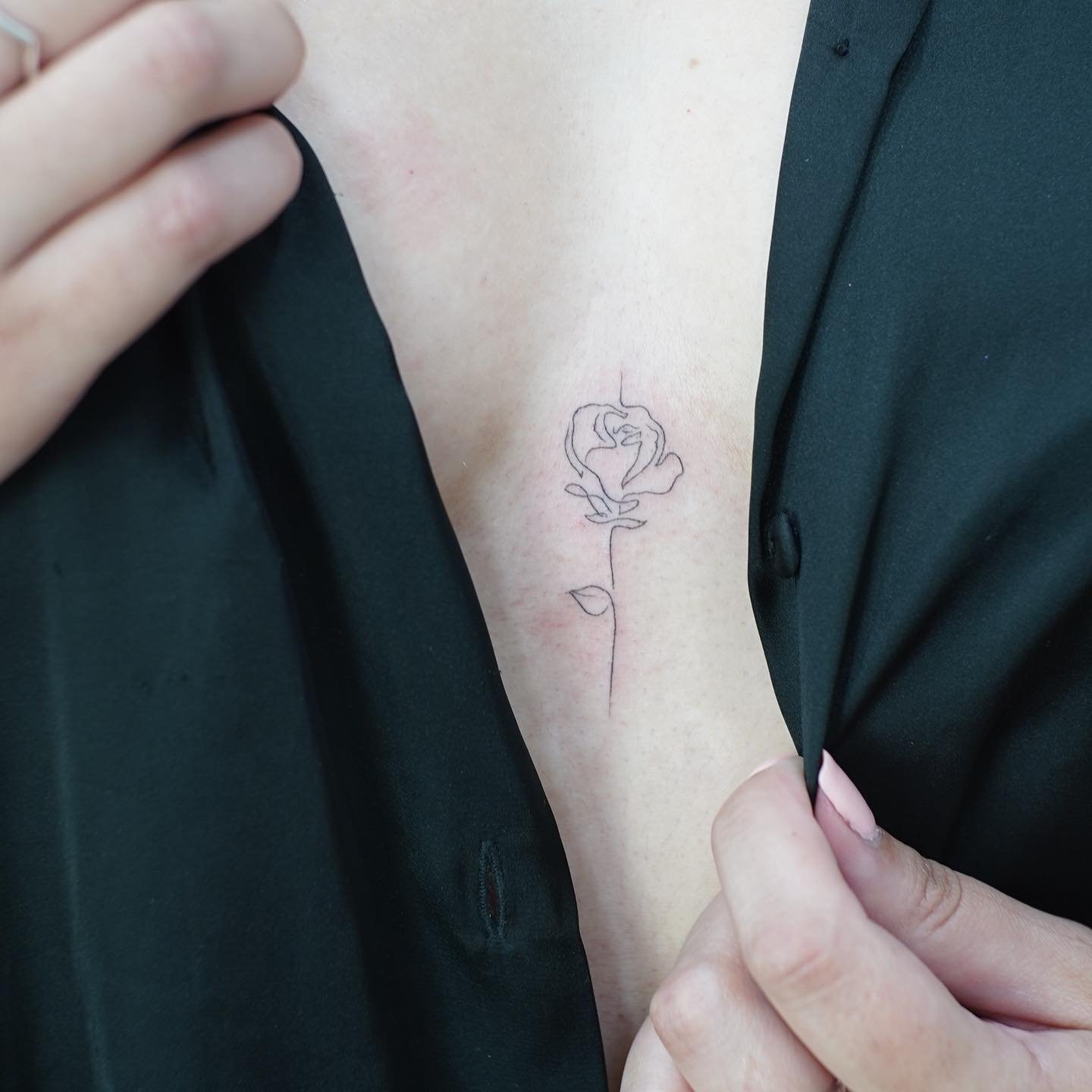 Tatuaje de flor en antebrazo, línea fina Sinkply Madrid