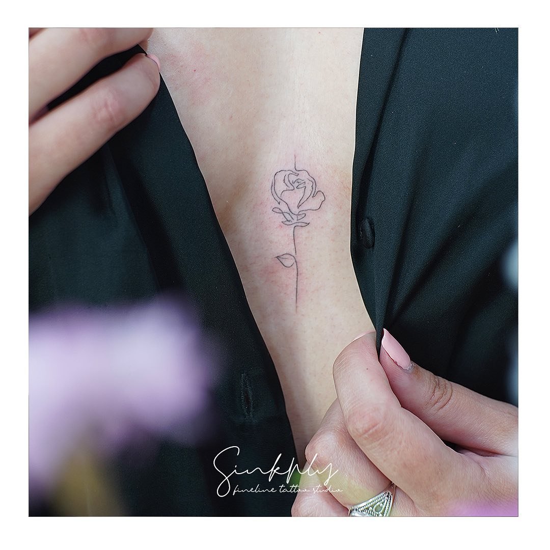 Tatuaje de flor en antebrazo, línea fina Sinkply Madrid