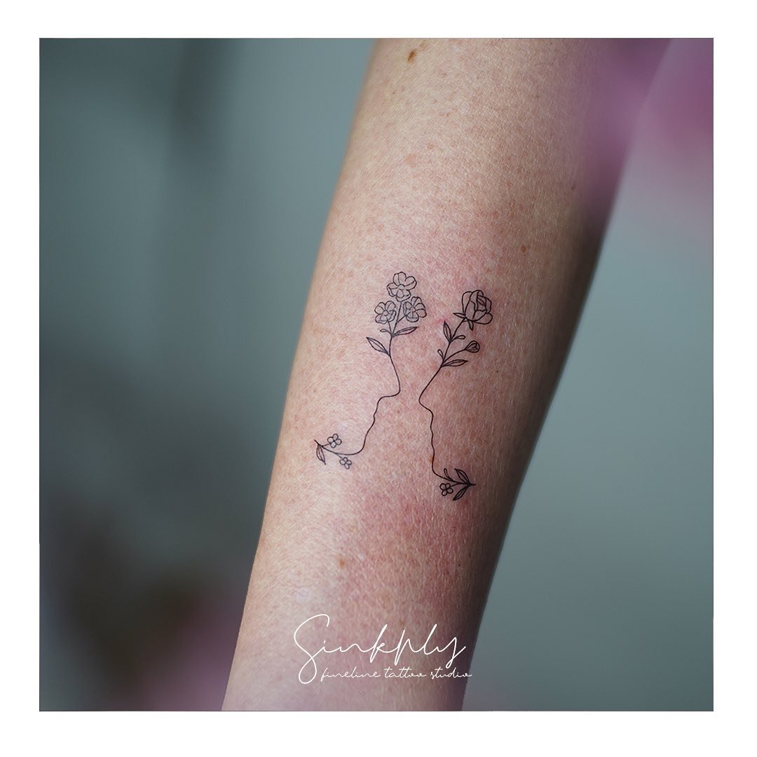 Tatuaje de flor en antebrazo, línea fina Sinkply Madrid