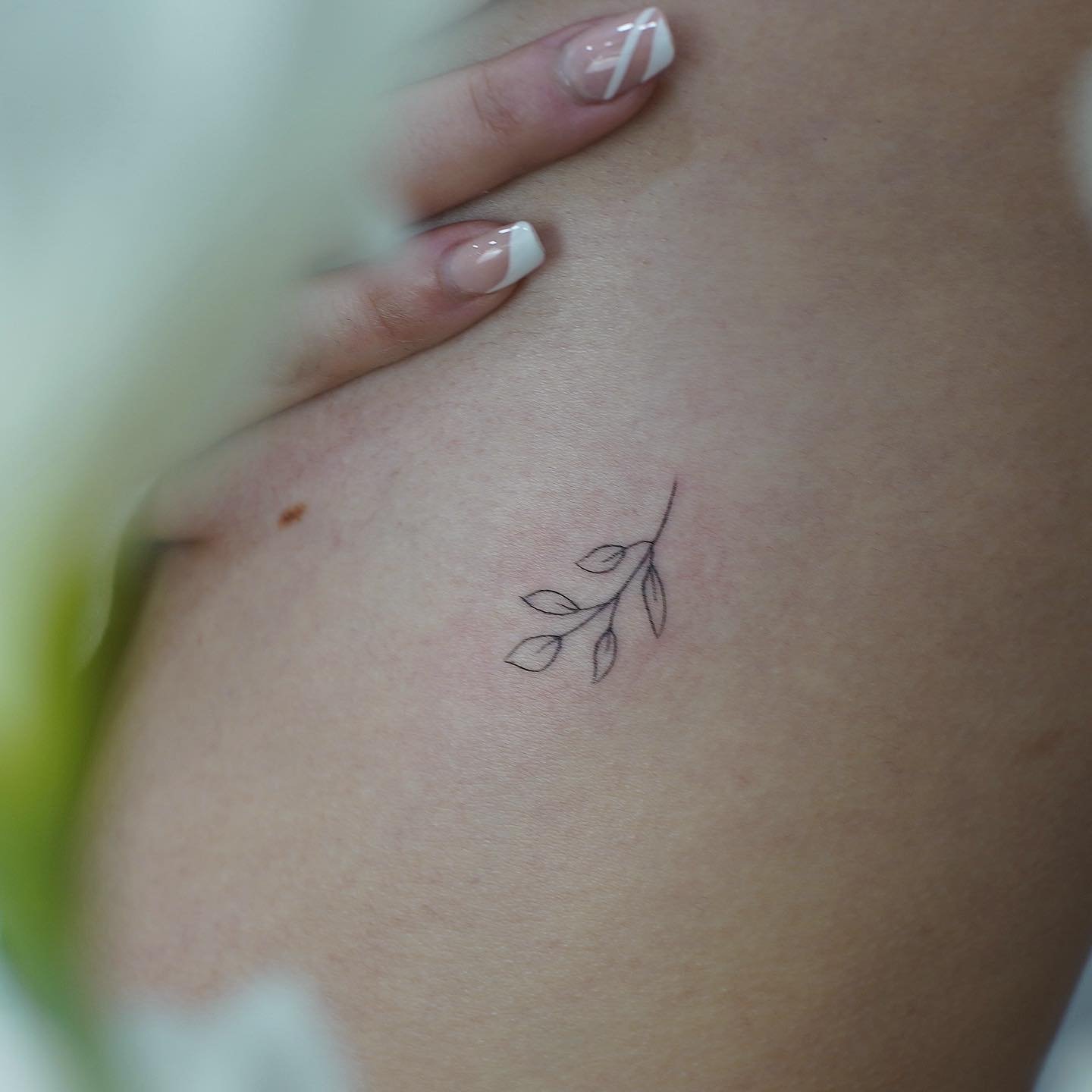 Tatuaje de flor en antebrazo, línea fina Sinkply Madrid