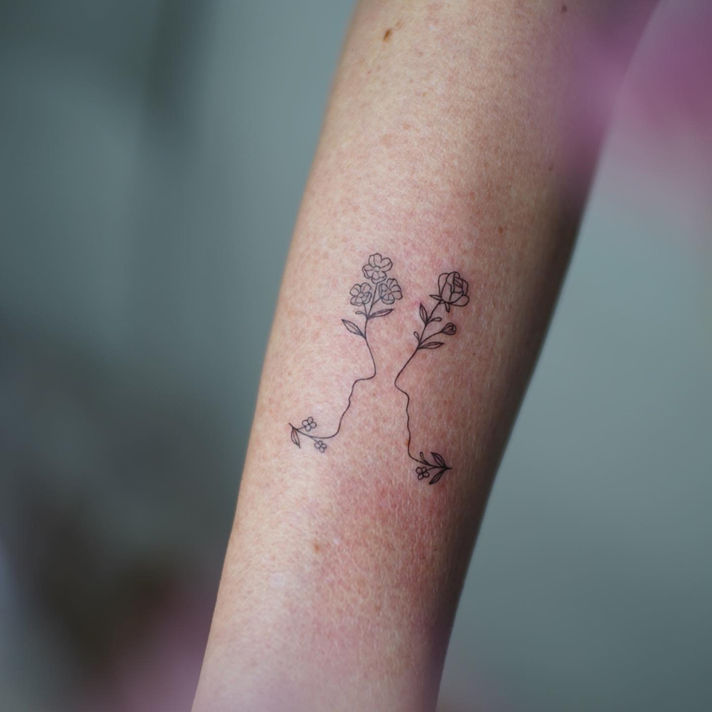 Tatuaje de flor en antebrazo, línea fina Sinkply Madrid