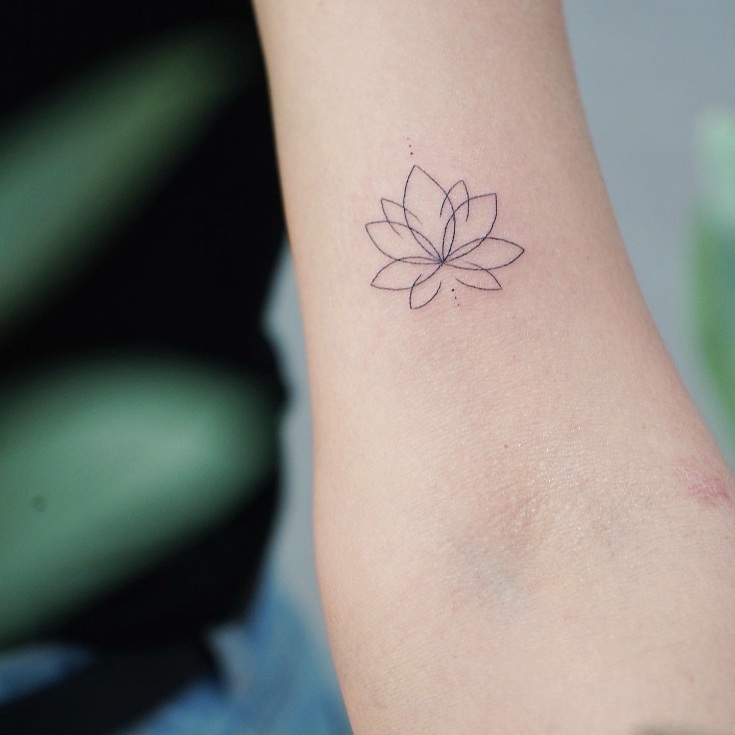 Tatuaje de flor en antebrazo, línea fina Sinkply Madrid