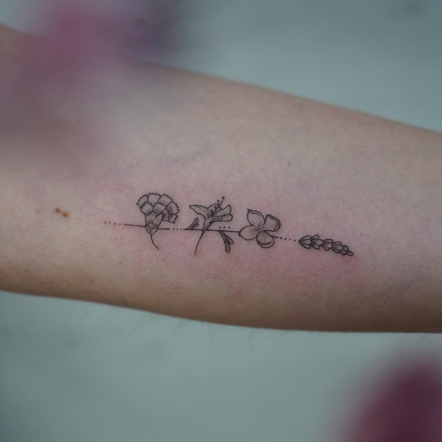 Tatuaje de flor en antebrazo, línea fina Sinkply Madrid