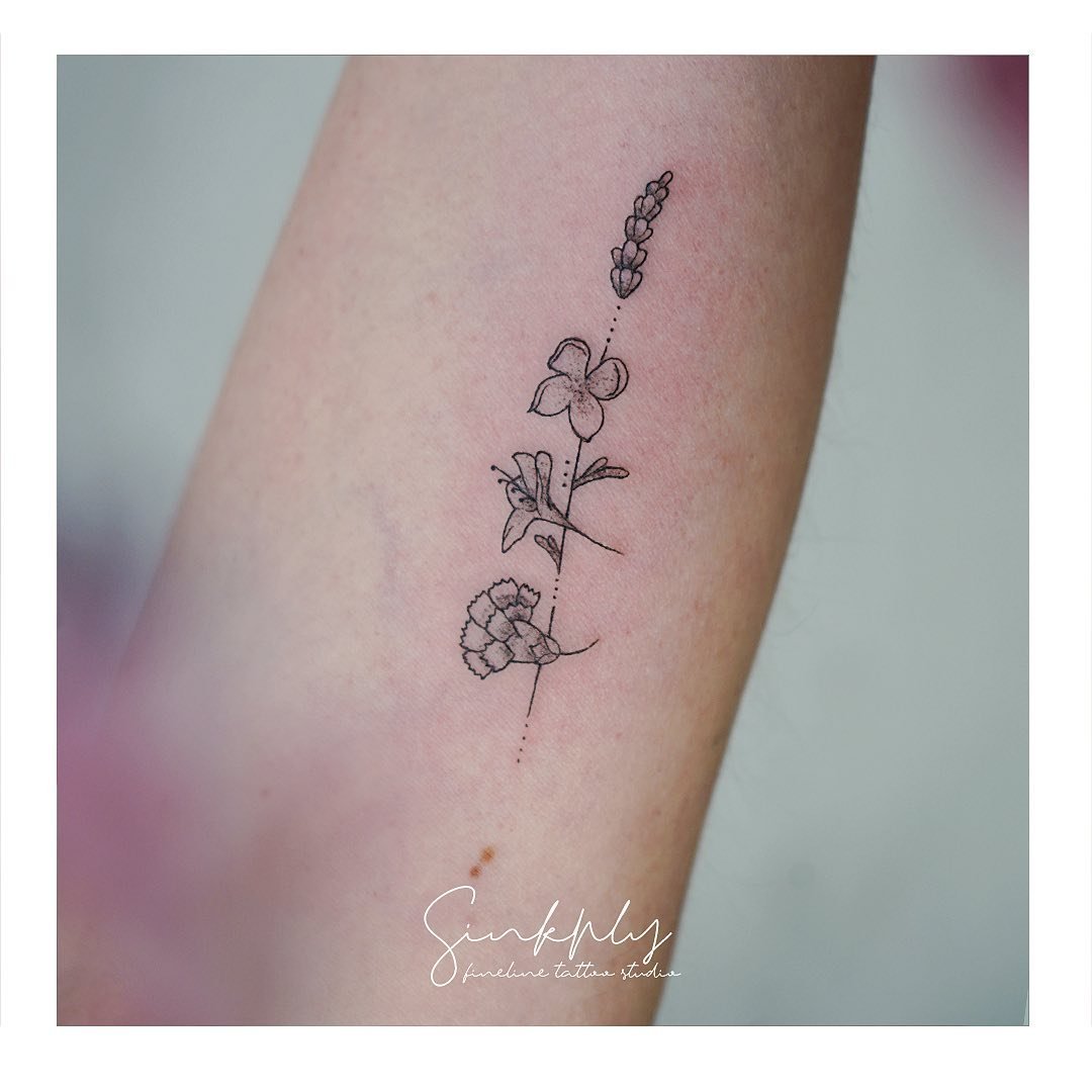Tatuaje de flor en antebrazo, línea fina Sinkply Madrid