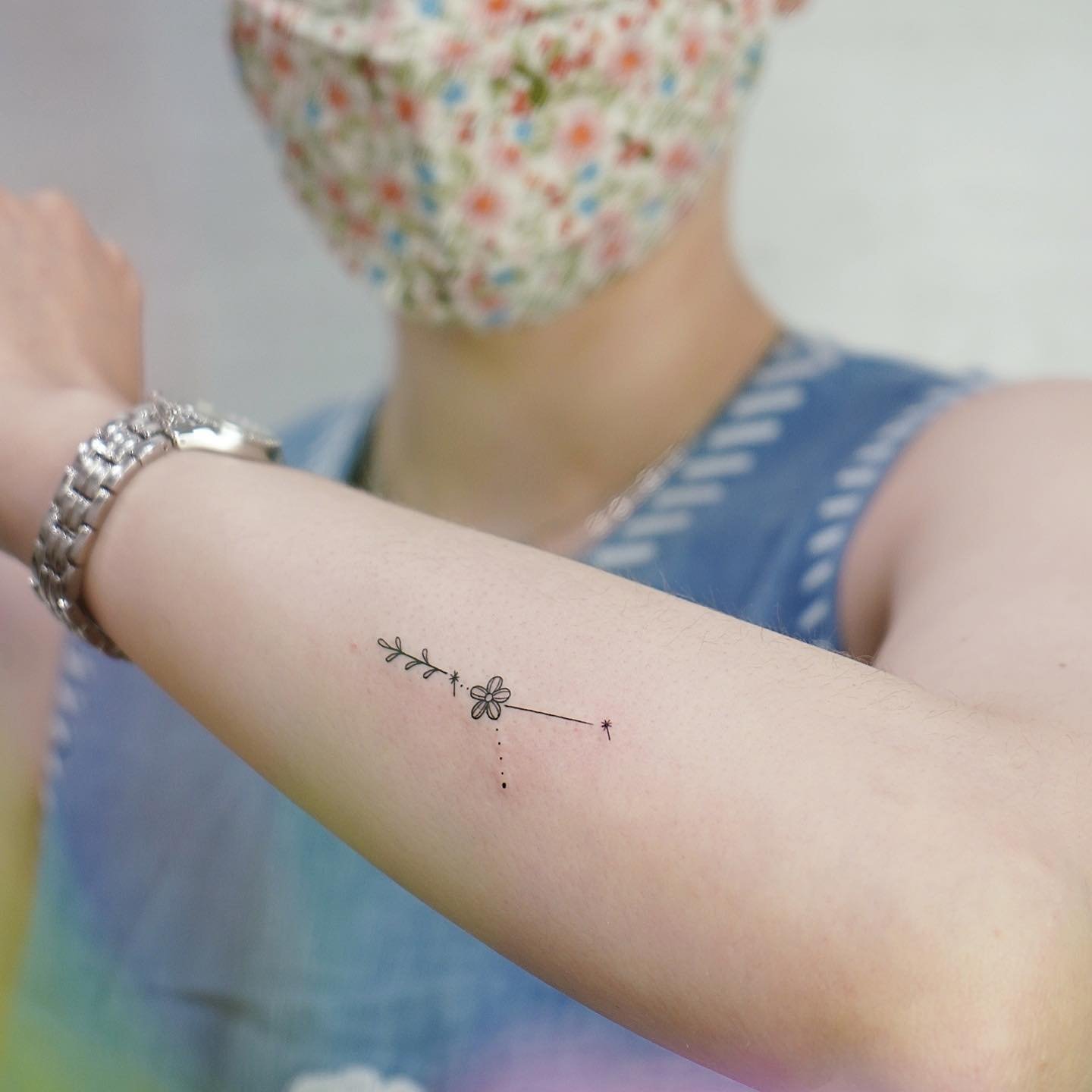 Tatuaje de flor en antebrazo, línea fina Sinkply Madrid
