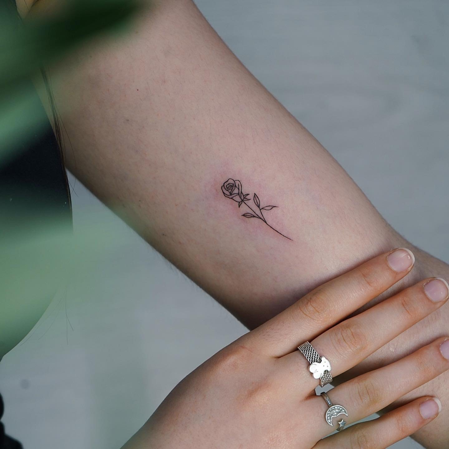 Tatuaje de flor en antebrazo, línea fina Sinkply Madrid