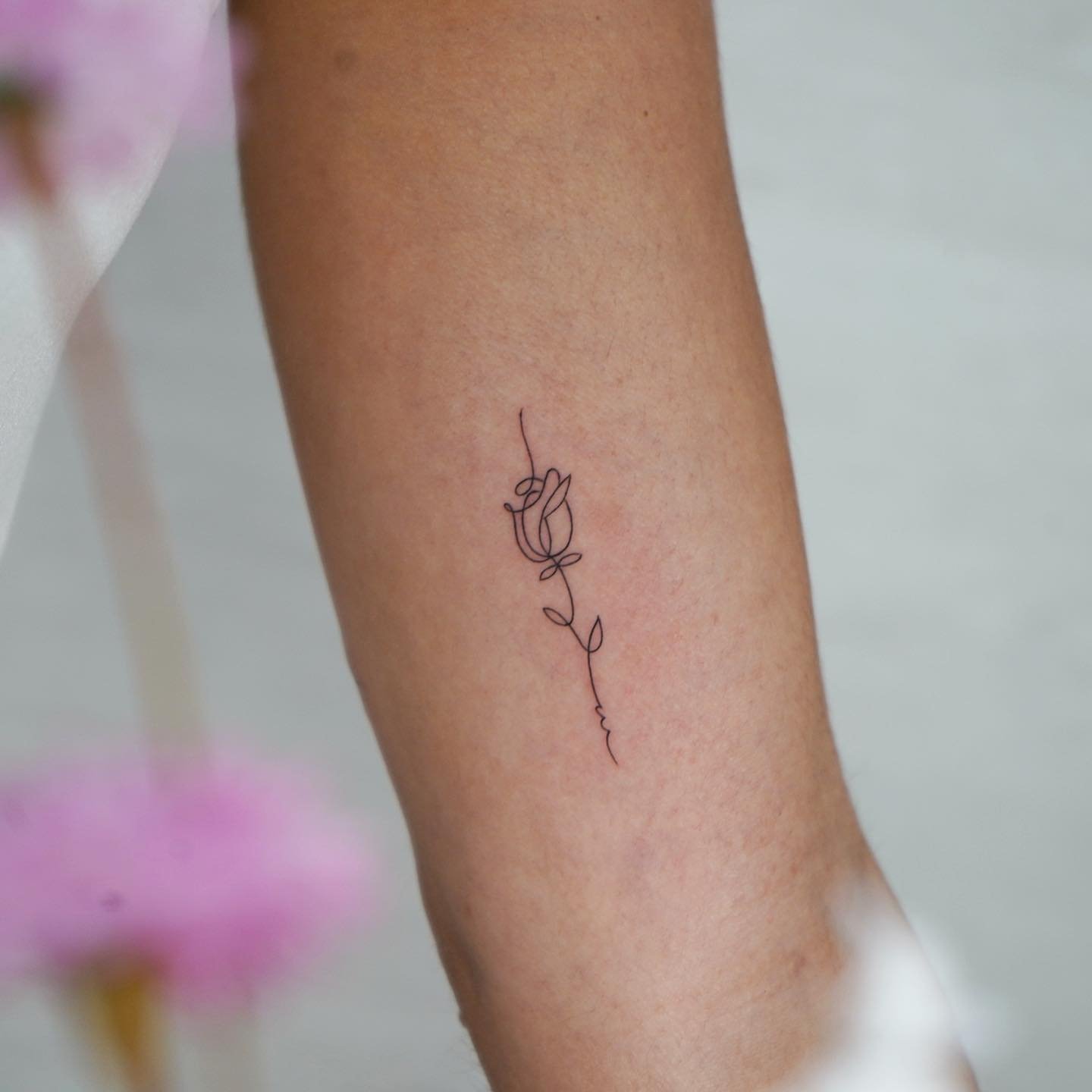 Tatuaje de flor en antebrazo, línea fina Sinkply Madrid