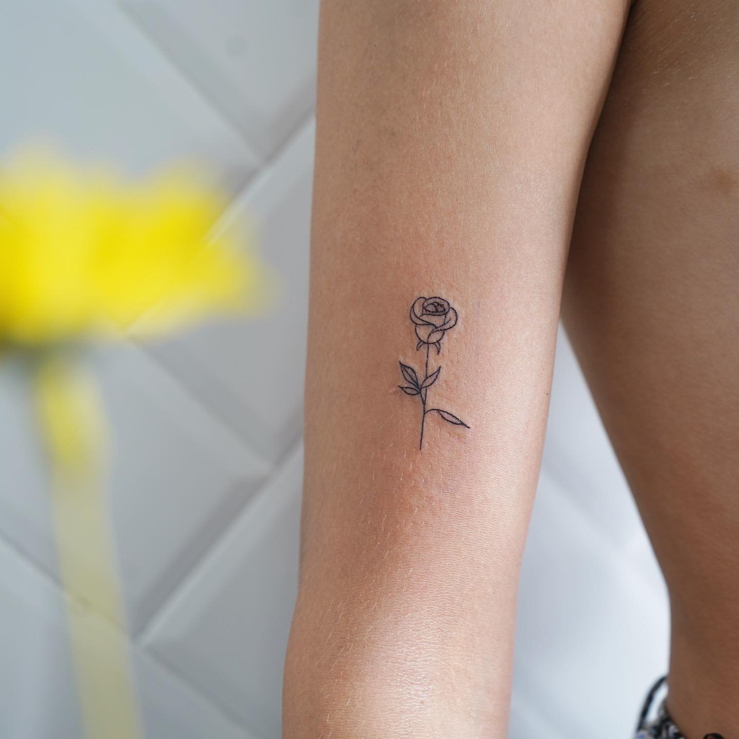 Tatuaje de flor en antebrazo, línea fina Sinkply Madrid
