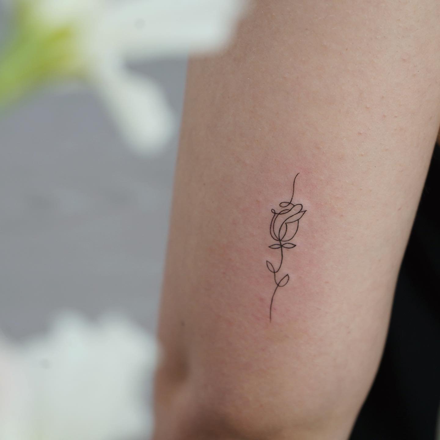 Tatuaje de flor en antebrazo, línea fina Sinkply Madrid