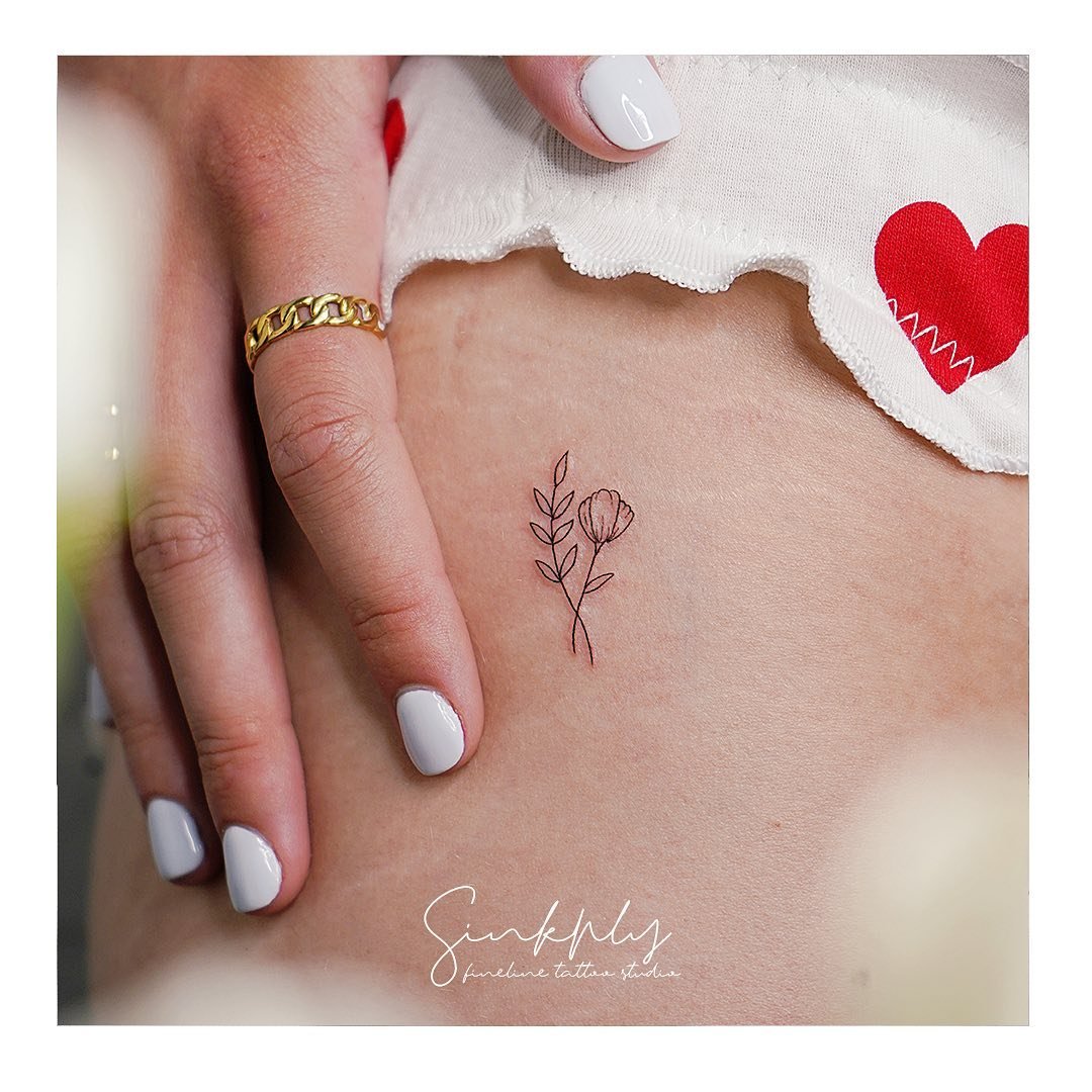 Tatuaje de flor en antebrazo, línea fina Sinkply Madrid