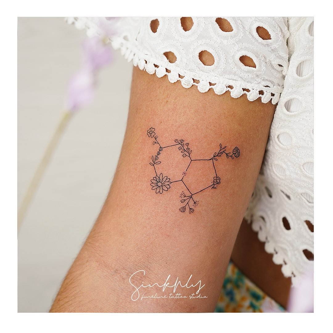 Tatuaje de flor en antebrazo, línea fina Sinkply Madrid