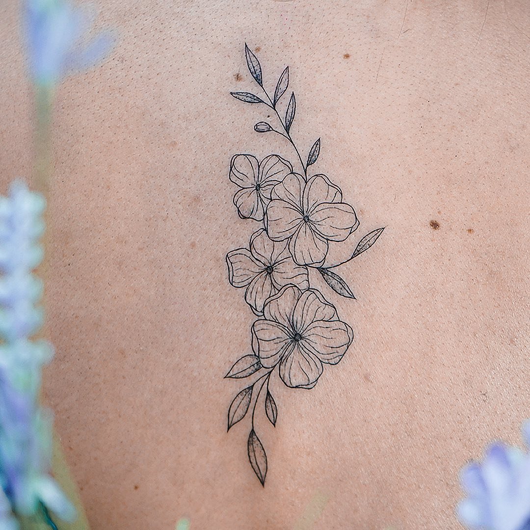 Tatuaje de flor en antebrazo, línea fina Sinkply Madrid
