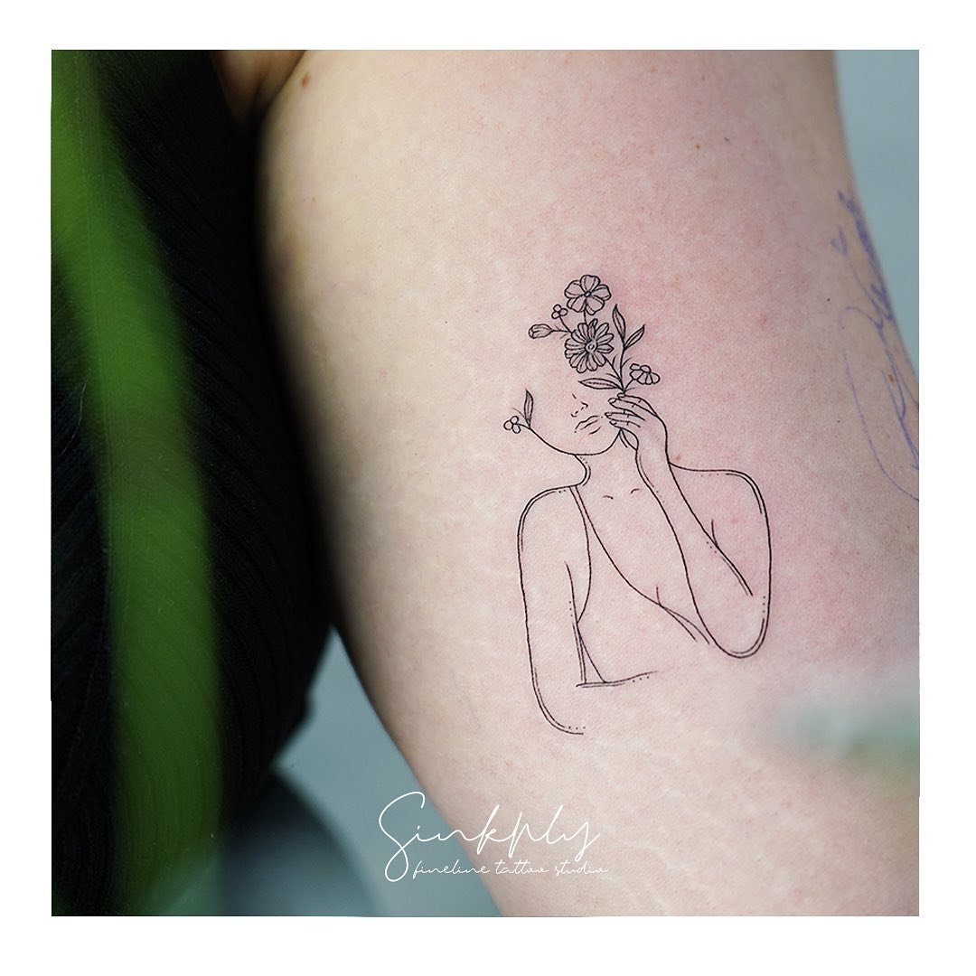 Tatuaje de flor en antebrazo, línea fina Sinkply Madrid