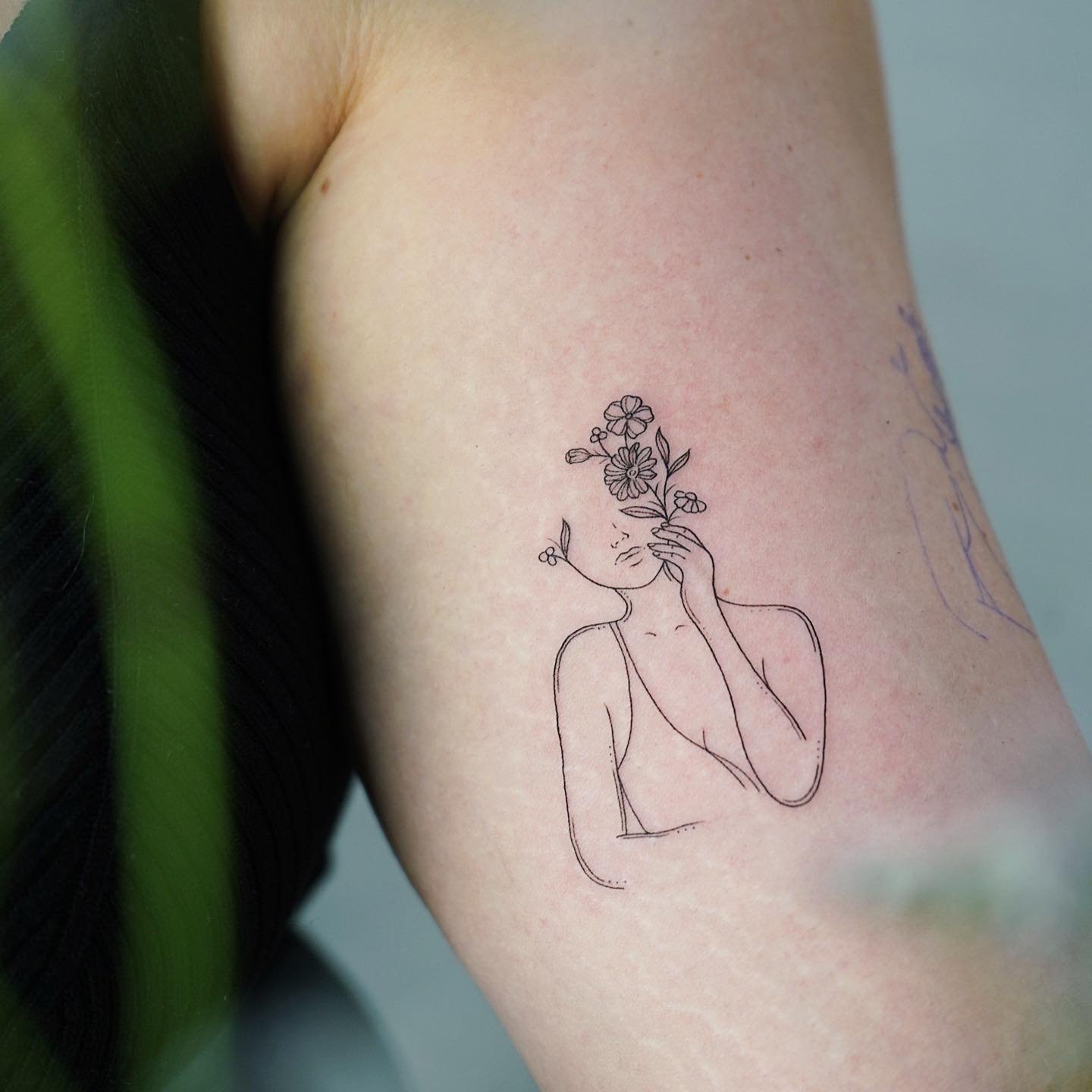 Tatuaje de flor en antebrazo, línea fina Sinkply Madrid