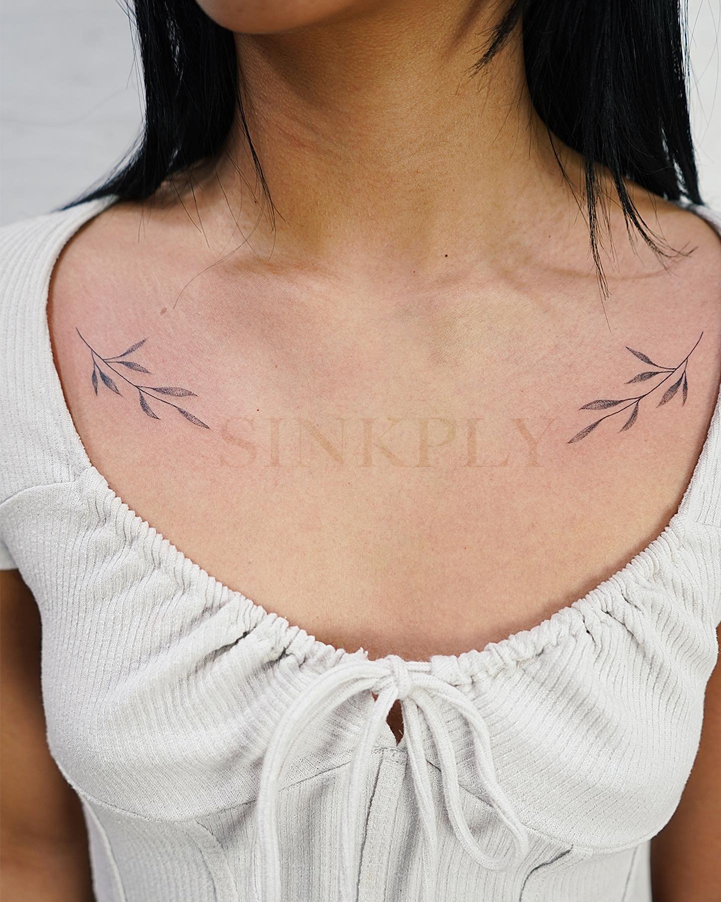 Tatuaje de flor en antebrazo, línea fina Sinkply Madrid
