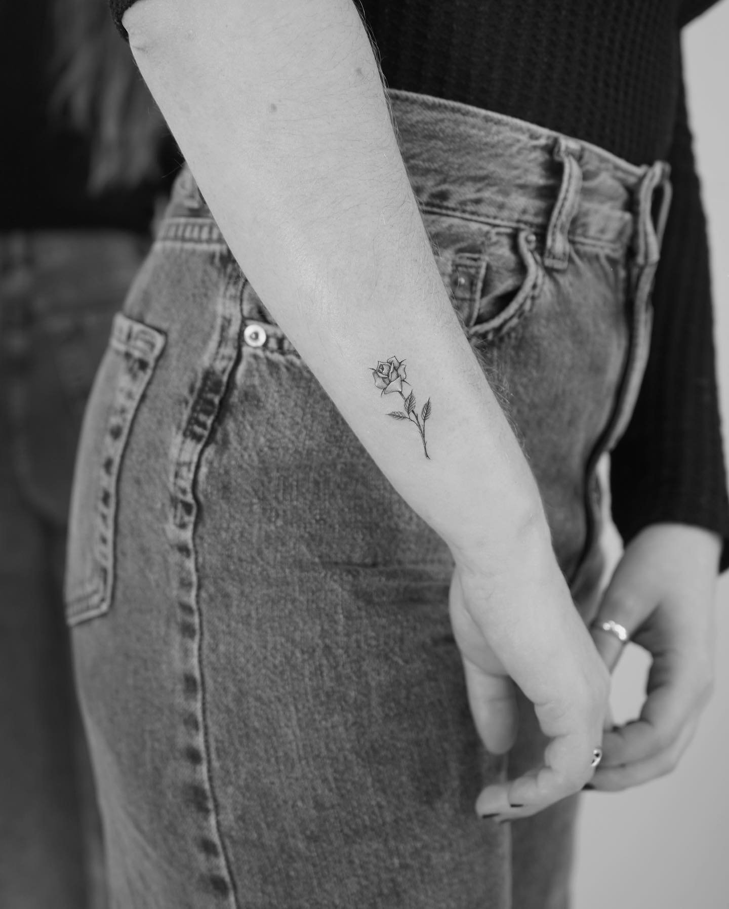 Tatuaje de flor en antebrazo, línea fina Sinkply Madrid