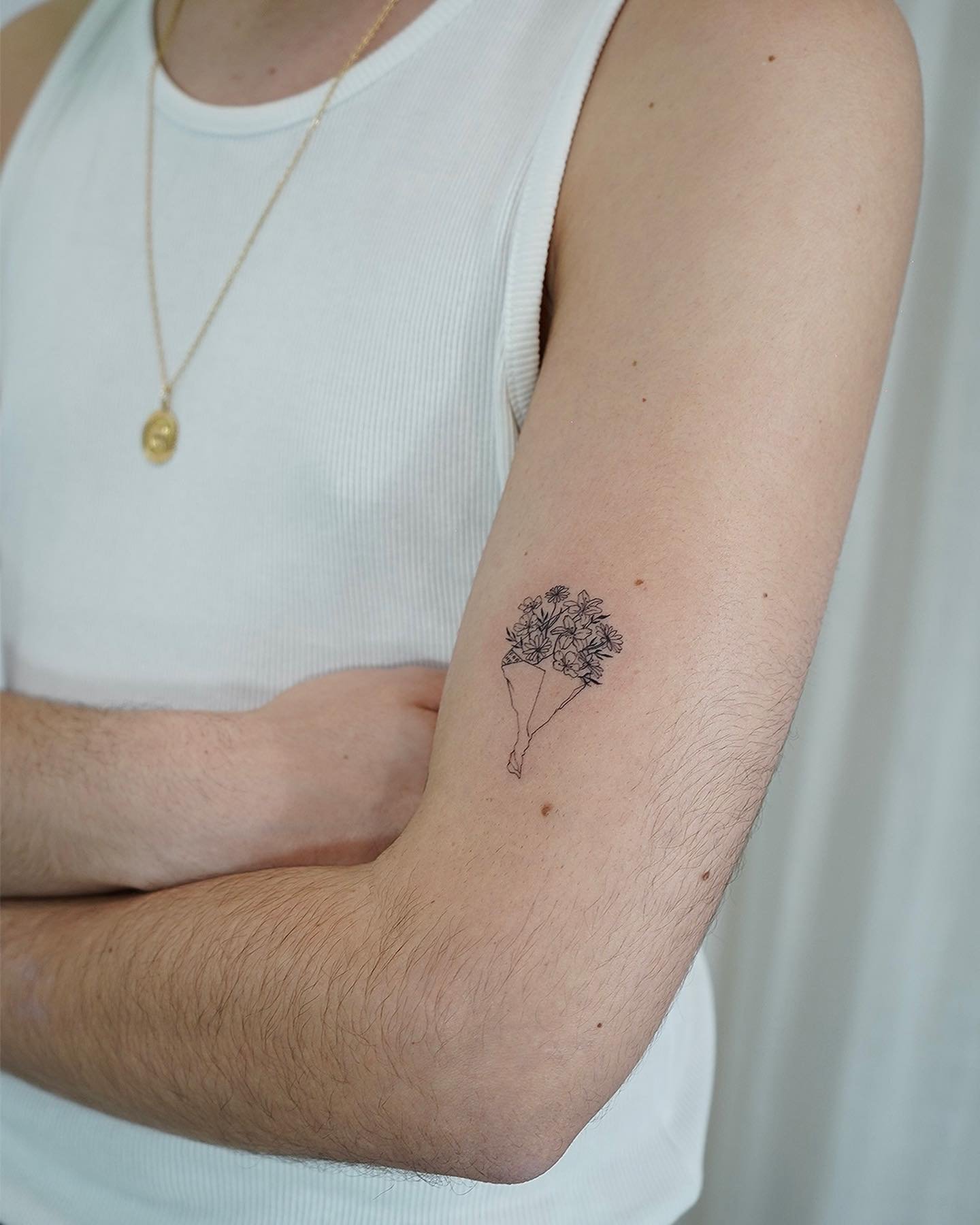 Tatuaje de flor en antebrazo, línea fina Sinkply Madrid