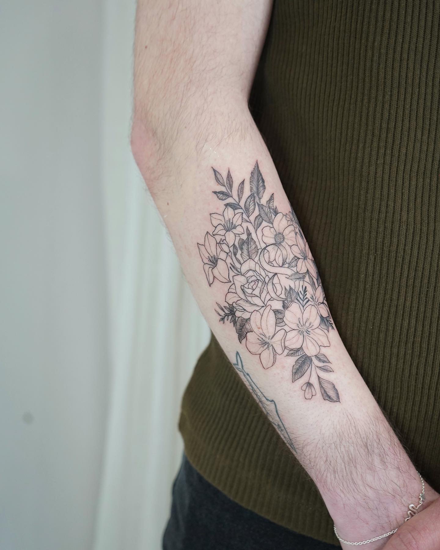Tatuaje de flor en antebrazo, línea fina Sinkply Madrid